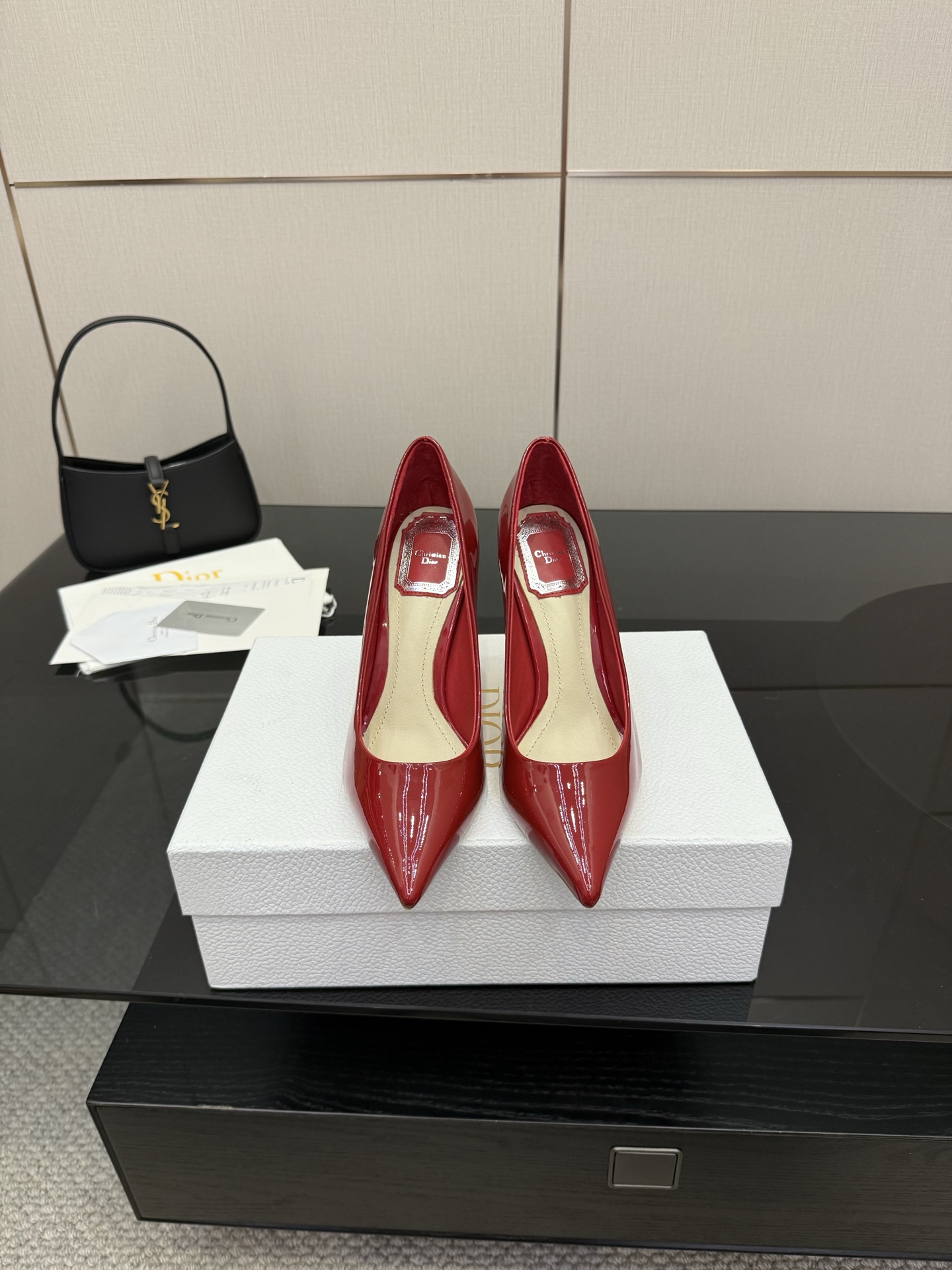 NO:444383,DIOR2025/ Spring and summer patent leather pointed high heel single shoe series continues the eternal classic of D home!  This shoe is low-key and gorgeous, sexy and not ostentatious. The shoe style is a delicate style that everyone loves. It looks very slim. The entire curve of the side perfectly shows the curve of the foot. It has both mature and feminine taste and a hint of lively and girlishness. It looks so good on the feet. It is worth recommending Go material, patent leather upper, mixed-bred sheepskin, outsole imported Italian cowhide, heel height 7cm—-10.5cm, size 34–42 (34/40/41/42 custom-made, non-return and exchange), high heels, dior, dior, high heels, cowhide, sheepskin19860909DIOR2025/ 春夏漆皮尖头高跟单鞋系列 延续D家永恒经典！这款鞋低调不失华丽 性感又不显张扬 鞋型是大家都爱的秀气款 非常非常显瘦 侧面整个弧度将脚部曲线完美展现 既有成熟女人味 又不乏一丝活泼少女感, 上脚也太好看了,值得推荐 Go 材质 鞋面漆皮 内里混种羊皮 大底意大利进口牛皮大底 跟高7cm—-10.5cm 码数34–42（34/40/41/42定制不退换）,高跟鞋单鞋,dior,dior,high heels,cowhide,sheepskin,Women's Shoes