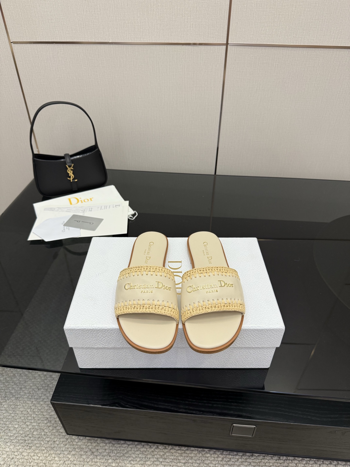 NO:444374,Dior spring and summer new one-sleeved women's shoes CD letter logo three-dimensional hollow flat sandals top-level version on the market Material: original upper uniform high temperature water-soluble cotton electric embroidered sheepskin + water dyed sheepskin inner lining + Italian genuine leather outsole size34-43 (34.40.41.42. Custom made without return or replacement), slippers, dior, sandals, slippers, sheepskin, Leather soles19860909Dior春夏新款一字拖女鞋 CD字母logo立体镂空平底凉鞋 市面顶级版本 材质:鞋面原版一致高温水溶棉质电绣羊皮+水染羊皮内里+意大利真皮大底 size34-43（34.40.41.42.定做不退不换）,拖鞋,dior,sandals,slippers,sheepskin,Leather soles,Women's Shoes