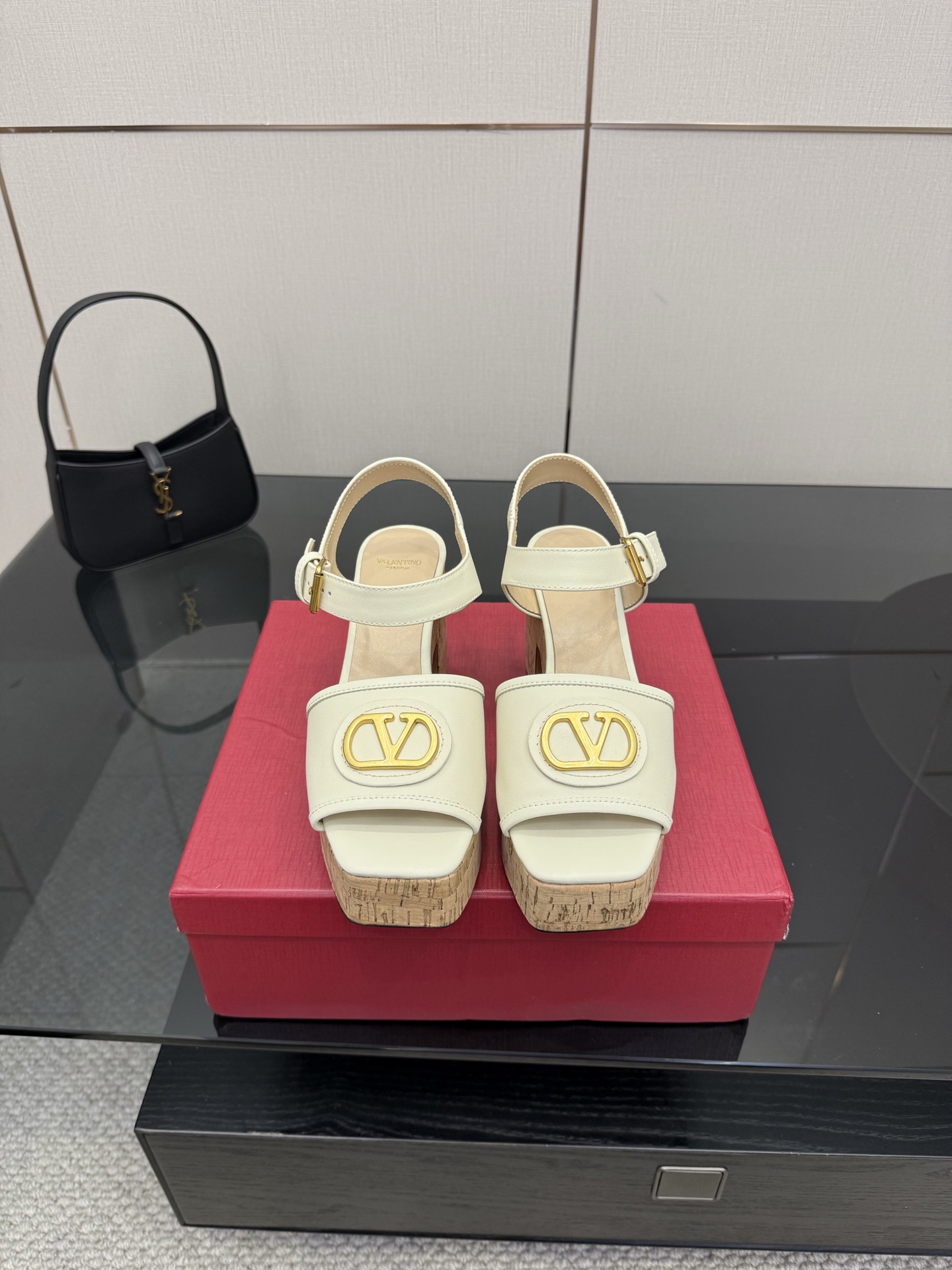 NO:444366,Valentino Paris fashion show launches the latest Valentino Hate Sky High Waterproof Platform Sandals Valentino's series interprets a new fashion charm, continues the super high heel design, and is favored by well-known overseas bloggers. Tens of millions of fans and bloggers are passionately interpreted by them, and they are sold at home and abroad. It has been out of stock in China, top version. Candy color matching, each color is beautiful. Upper top layer cowhide, imported sheepskin, sole genuine leather soles, heel height 8cm, packaging, full set of original packaging, size 35-42 sizes (40.41.42, no return or replacement), high heels sandals, valentino, valentino, sandals, high heels, cowhide, sheepskin, Leather soles19860909Valentino 巴黎时装秀场款推出最新款华伦天奴恨天高防水台凉鞋 华伦天奴此系列演绎全新时尚魅力 延续超高跟设计,深得海外知名博主青睐 千万粉丝博主倾情演绎,畅销海内外 国内已经断货,顶级版本 糖果色配色,每个颜色都是绝美 鞋面头层牛皮 内里进口羊皮 鞋底真皮大底 跟高8cm 包装全套原版包装 码数35一42码（40.41.42不退不换）,高跟鞋凉鞋,valentino,valentino,sandals,high heels,cowhide,sheepskin,Leather soles,Women's Shoes