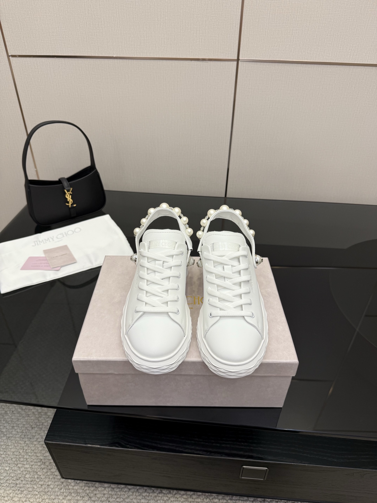 NO:448358,The new Jimmy Week JIMMY CHOO is exclusively released on original outsole casual white shoes, using the latest craftsmanship design, with a strong three-dimensional sense and a variety of craftsmanship blending together, subverting fashion and super stylish!  The rhinestones are super beautiful. Pure hand pearl chains, the original one to one, versatile and trendy, salty or sweet!  2 ways to wear!  Size35-40, casual shoes/sports shoes, jimmy choo, jimmy choo, sneakers19860909新款吉米周 JIMMY CHOO ,独家发售原版大底休闲小白鞋,采用最新工艺设计,立体感强多种工艺融合一起,颠覆时尚,超级有型！水钻搭配超美.纯手珍珠链条,原版一比一 百搭又潮流,可盐可甜！2种穿法！ Size35-40,休闲鞋/运动鞋,jimmy choo,jimmy choo,sneakers,Women's Shoes