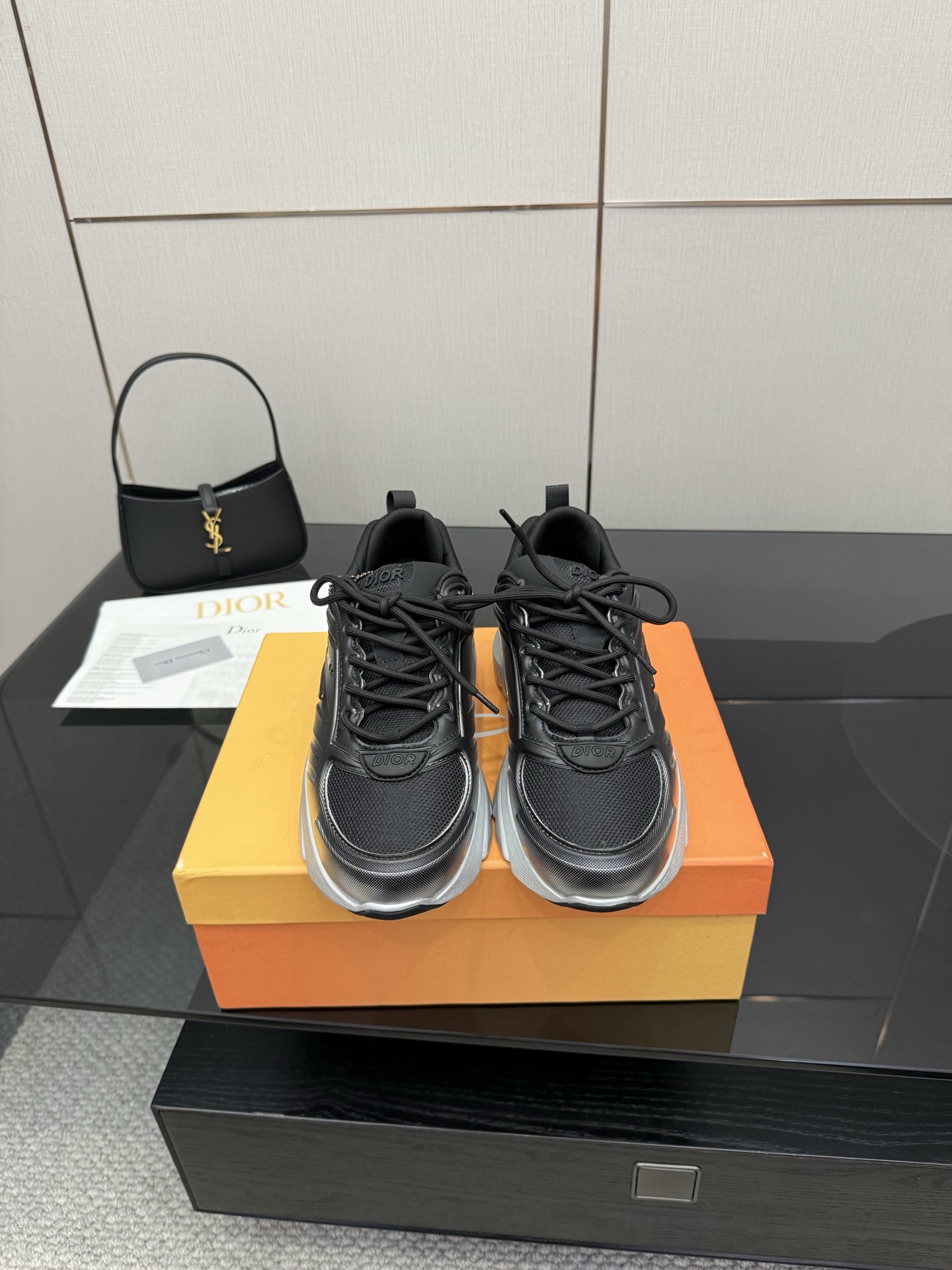 NO:448350,The new Dior series of Dior series, this C'est Dior sneaker shows a striking and fashionable style. It is carefully crafted, with the C and D letters on the sides of the upper showing style, and the details also add a touch of elegance. The lightweight two-color Dior sole is extremely comfortable and shows the charm of sports style. It can add a fashionable temperament to various casual styles. The tongue and sole are decorated with the Christian Dior Paris logo, and the two-color notch is decorated with the lucky star symbol of Christian Dior. Women's size 35-40, men's size 38-45, dad shoes, dior, sneakers19860909Dior 系列新品这款 C ' est Dior 运动鞋彰显醒目而时尚的风范.精心制作,鞋面侧边分别展示 C 和 D 字母尽显格调,细节也增添一丝优雅气质.轻盈的双色 Dior 鞋底舒适非凡,彰显运动风格的魅力.可为各式休闲造型增添时尚气质. 鞋舌和鞋底饰以 Christian Dior Paris 标志 双色凹口饰以 Christian Dior 的幸运星符号. 女码35-40,男码38-45,老爹鞋,dior,sneakers,Women's Shoes