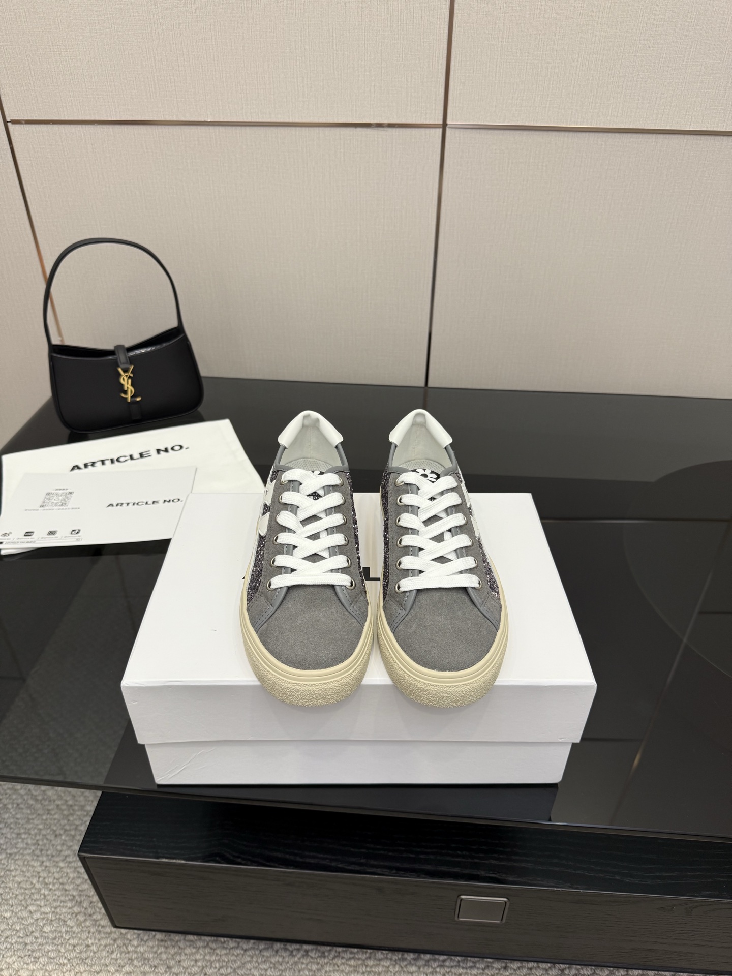 NO:448388,ARTICLE NO. Retro jogging shoes, many celebrities are wearing them... It is comfortable and lighter on the feet. The built-in soft and elastic insole easily increases by 3.5 cm, and the cloud-like comfort is unprecedented. It is suitable for all commuting occasions. The simple and retro style takes into account details and innovation. It is more suitable for you who pursue quality and fashion. Define outstanding style and interpret free attitude. Many color schemes are so beautiful!  The hot global counter official website is out of stock. It is super retro and versatile and beautiful. It is also one of the best sports shoes for many celebrities to grow grass. Buy genuine products and develop them. Fabric imported cowhide/beef tiles, original breathable net, large sole original outsole, size 35-41, casual shoes/sports shoes, sneakers, cowhide19860909ARTICLE NO.复古慢跑鞋,超多明星都在穿..... 上脚舒适脚感更轻盈, 内置软弹鞋垫轻松增高3.5厘米, 云朵般舒适感前所未有, 适用于各种通勤场合. 简约复古的造型兼顾了细节与创新 更加适合追求品质与时髦的你 定义出众型格演绎自由态度 超多配色太好看啦！ 火爆全球专柜官网断货 超级复古百搭好看 也是众多明星种草的最佳运动鞋之一. 购入正品打版开发. 面料进口牛皮/牛猄 内里原版透气网 大底原版大底 码数35-41,休闲鞋/运动鞋,sneakers,cowhide,Women's Shoes