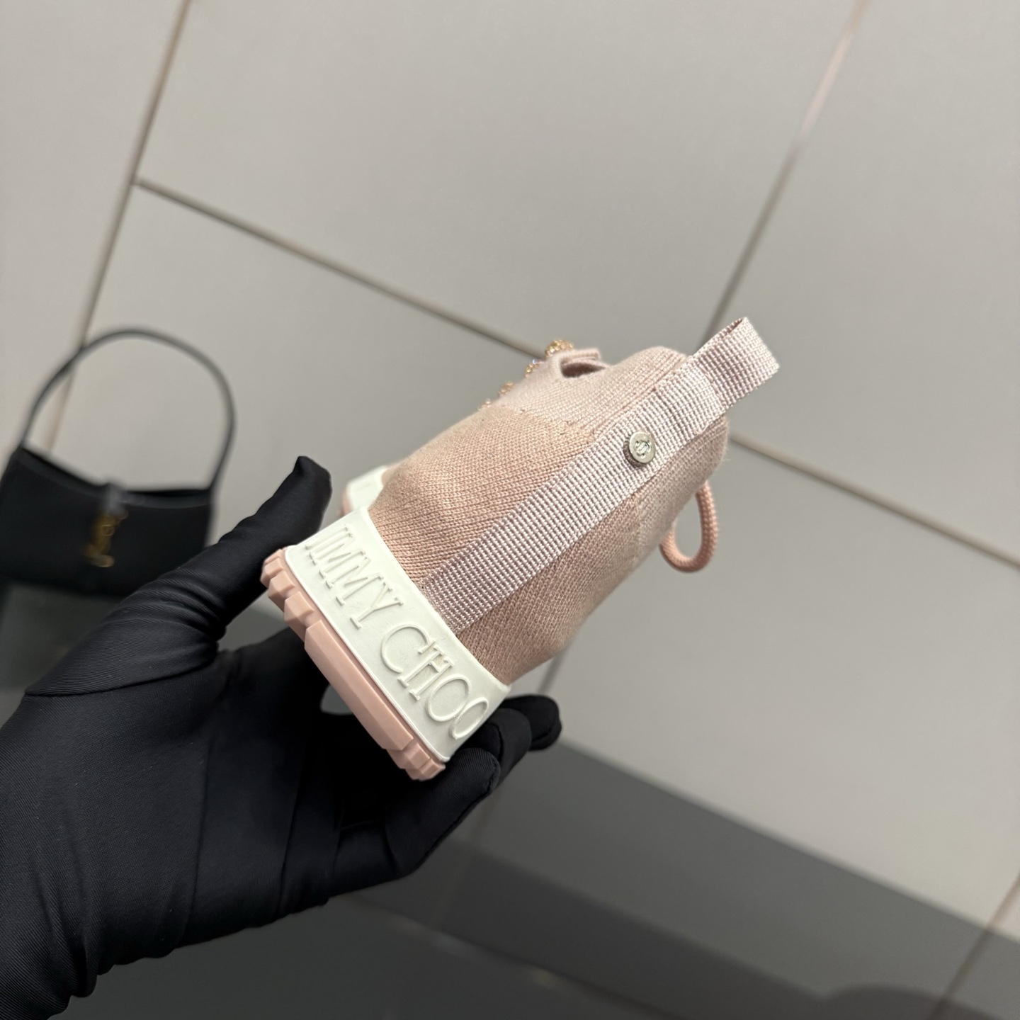 Exclusive JMY Choo Fur-Lined Leisure Shoes: Linking Reality to Future Diversity - 图片 8