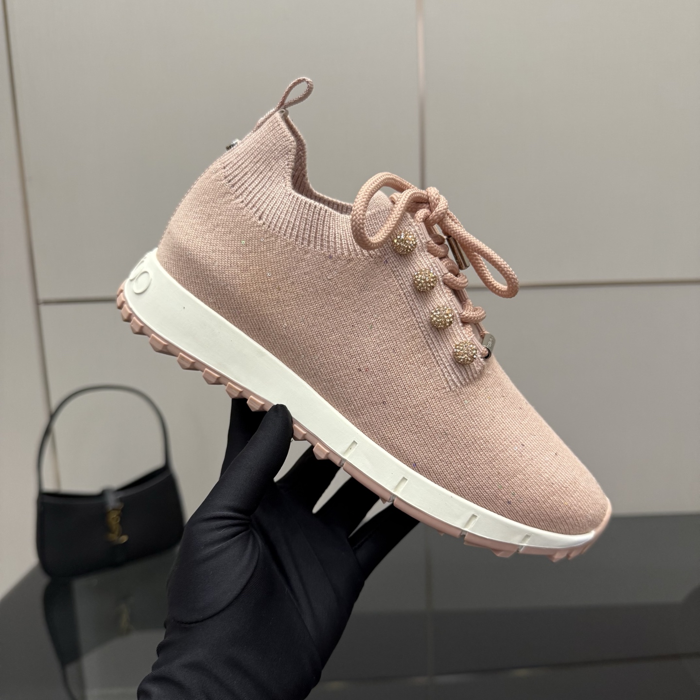 Exclusive JMY Choo Fur-Lined Leisure Shoes: Linking Reality to Future Diversity