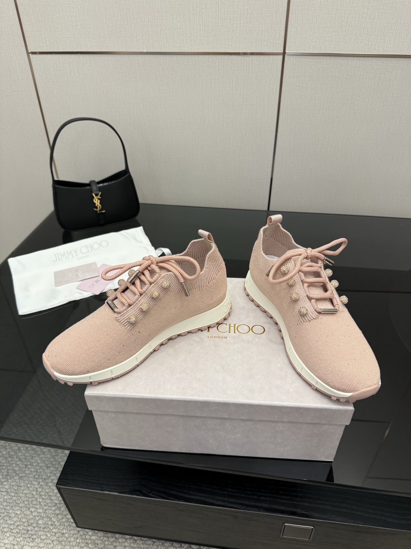 Exclusive JMY Choo Fur-Lined Leisure Shoes: Linking Reality to Future Diversity - 图片 4