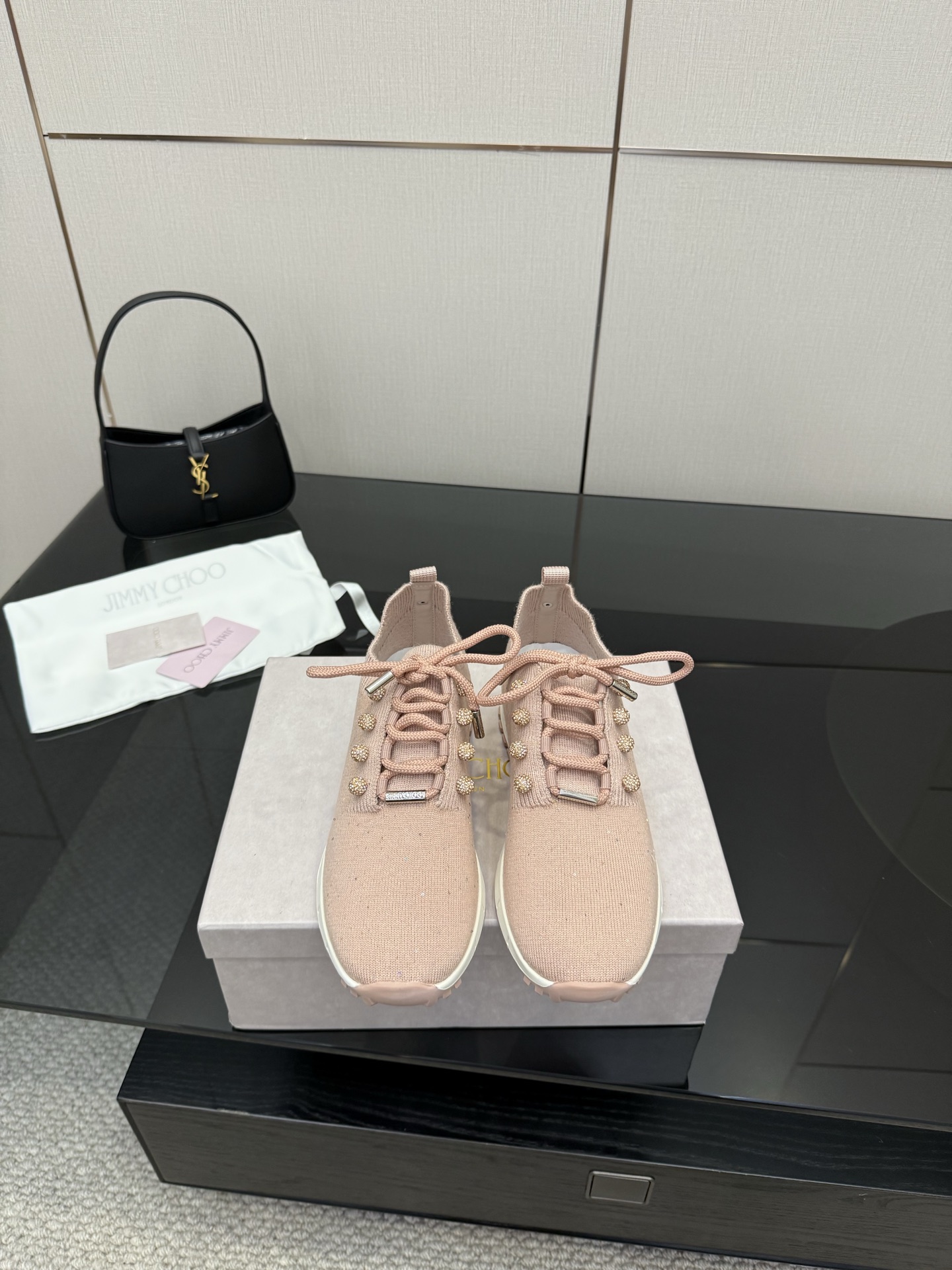 Exclusive JMY Choo Fur-Lined Leisure Shoes: Linking Reality to Future Diversity - 图片 2