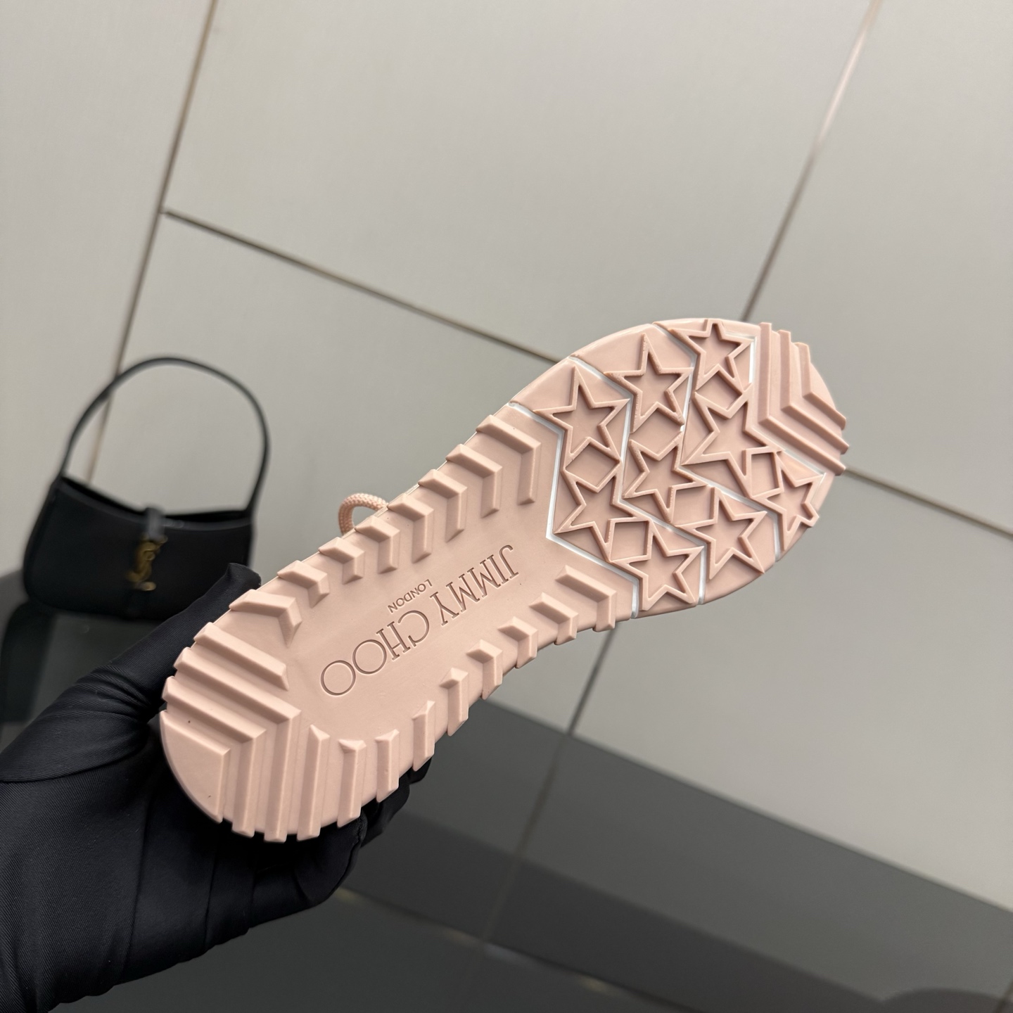 Exclusive JMY Choo Fur-Lined Leisure Shoes: Linking Reality to Future Diversity - 图片 9