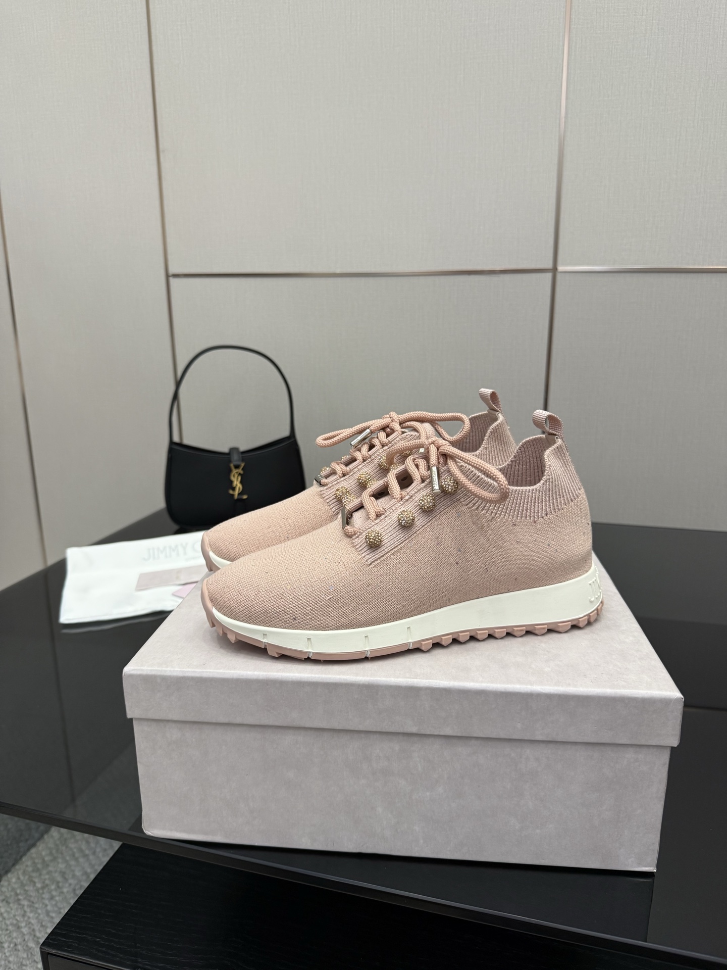 Exclusive JMY Choo Fur-Lined Leisure Shoes: Linking Reality to Future Diversity - 图片 5