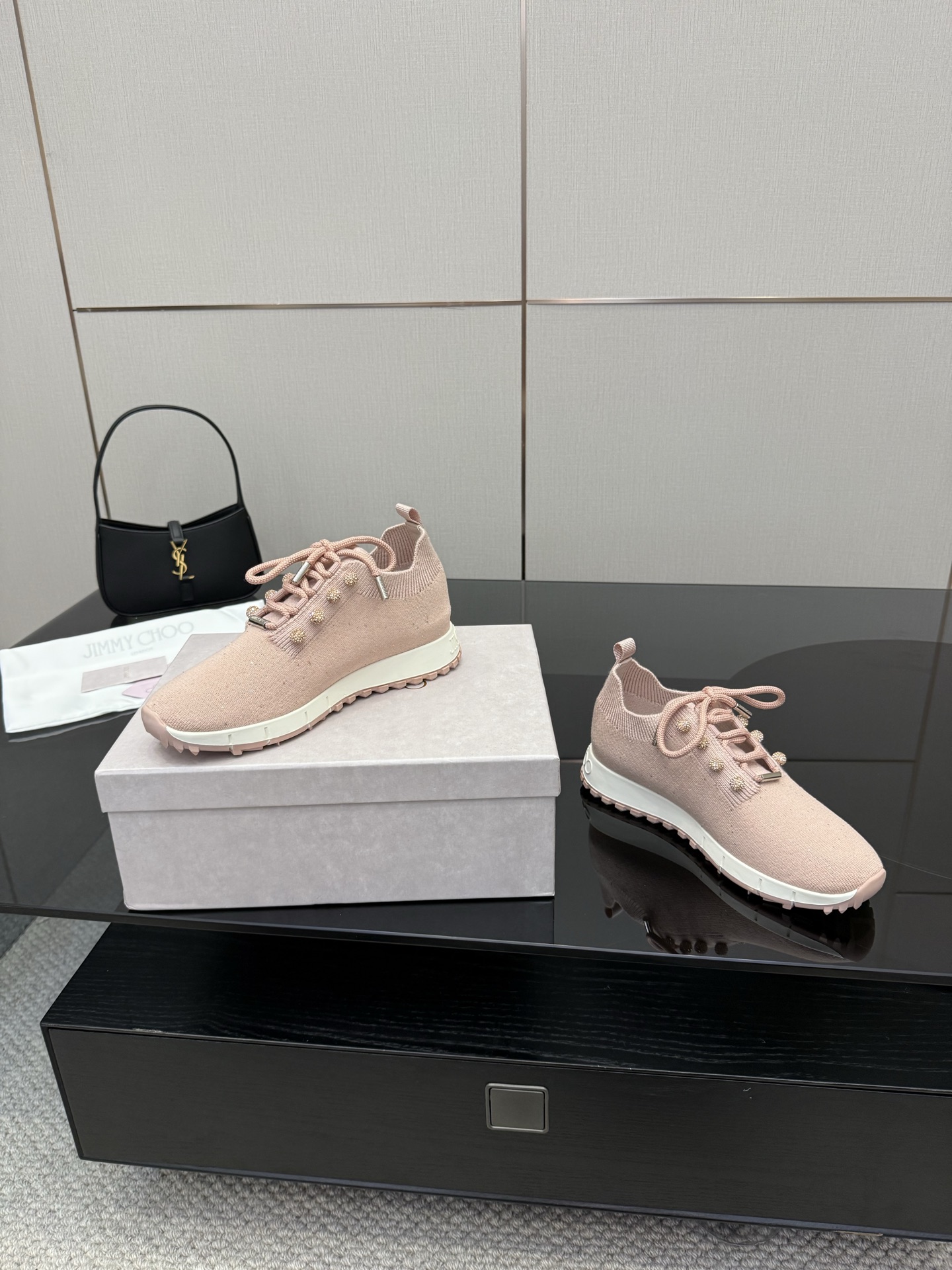 Exclusive JMY Choo Fur-Lined Leisure Shoes: Linking Reality to Future Diversity - 图片 6