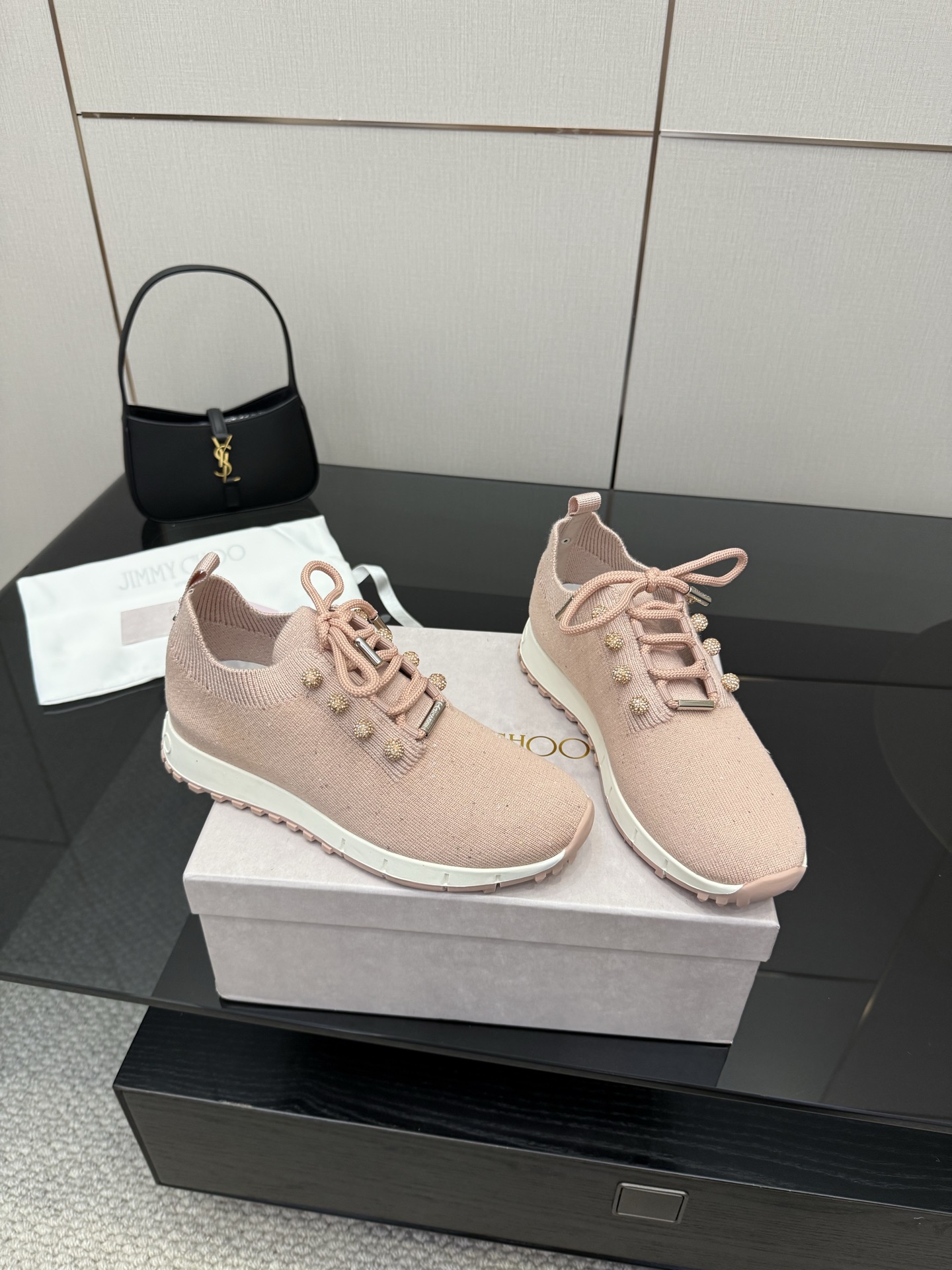 Exclusive JMY Choo Fur-Lined Leisure Shoes: Linking Reality to Future Diversity - 图片 3