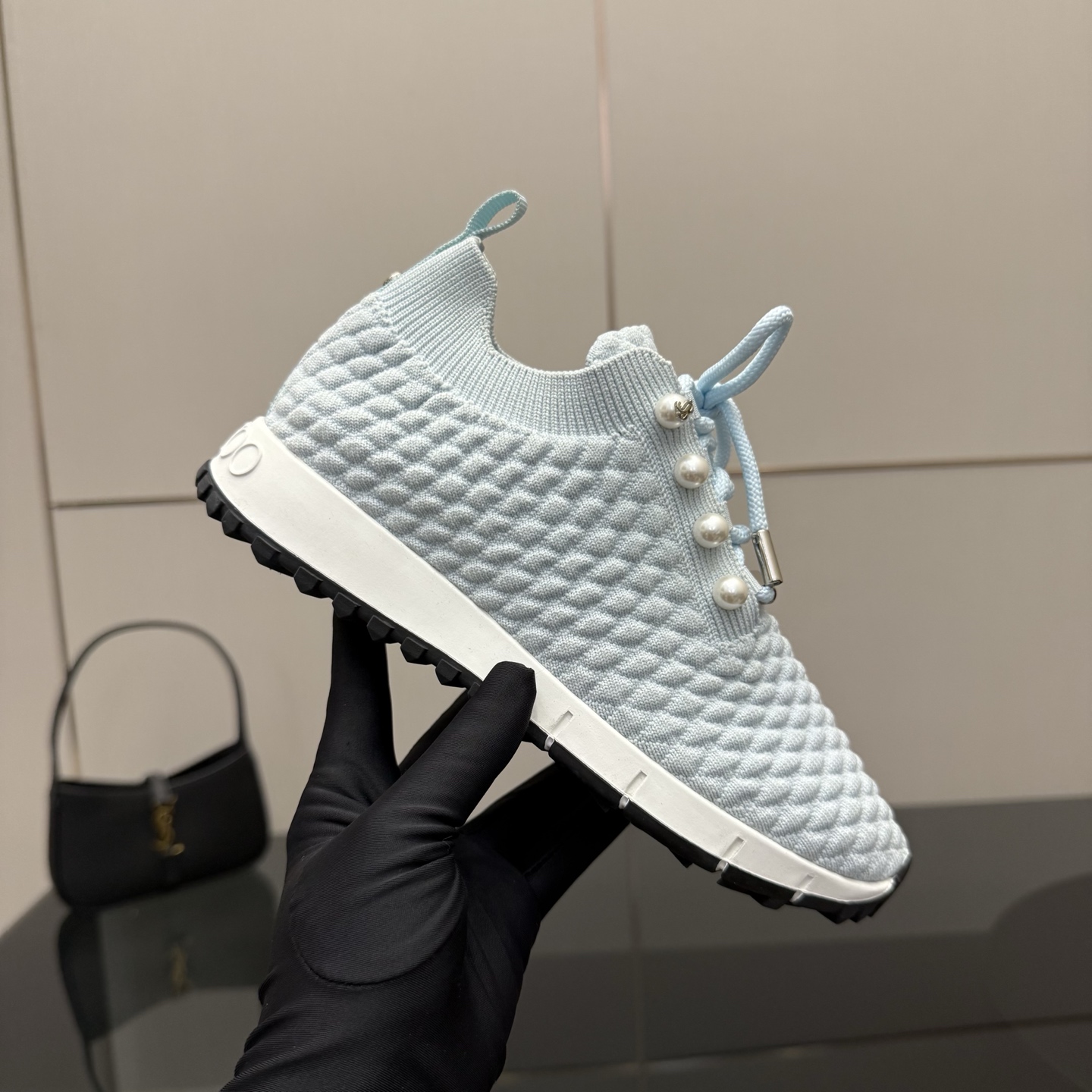 Exclusive First-Hand Fur-Lined Leisure Shoes: Linking Reality to the Future - 图片 1