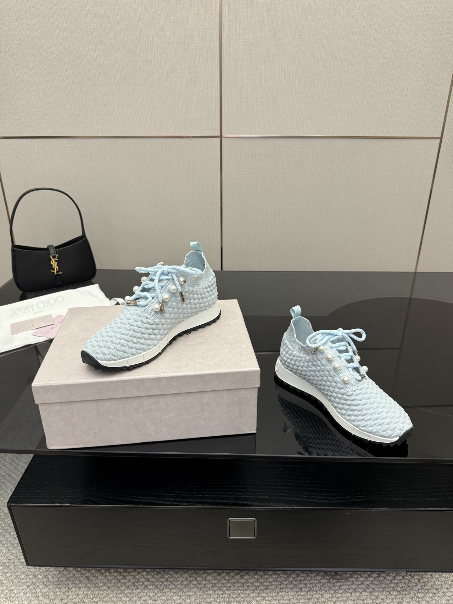 Exclusive First-Hand Fur-Lined Leisure Shoes: Linking Reality to the Future - 图片 6