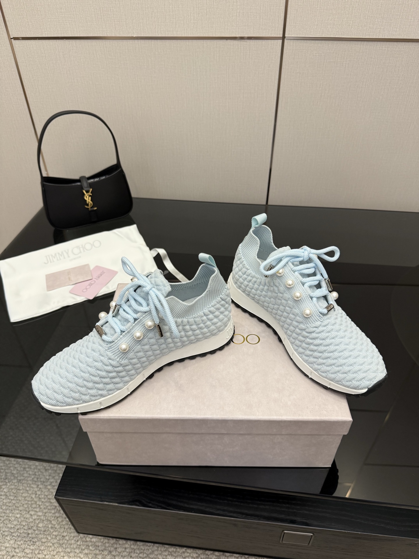 Exclusive First-Hand Fur-Lined Leisure Shoes: Linking Reality to the Future - 图片 4