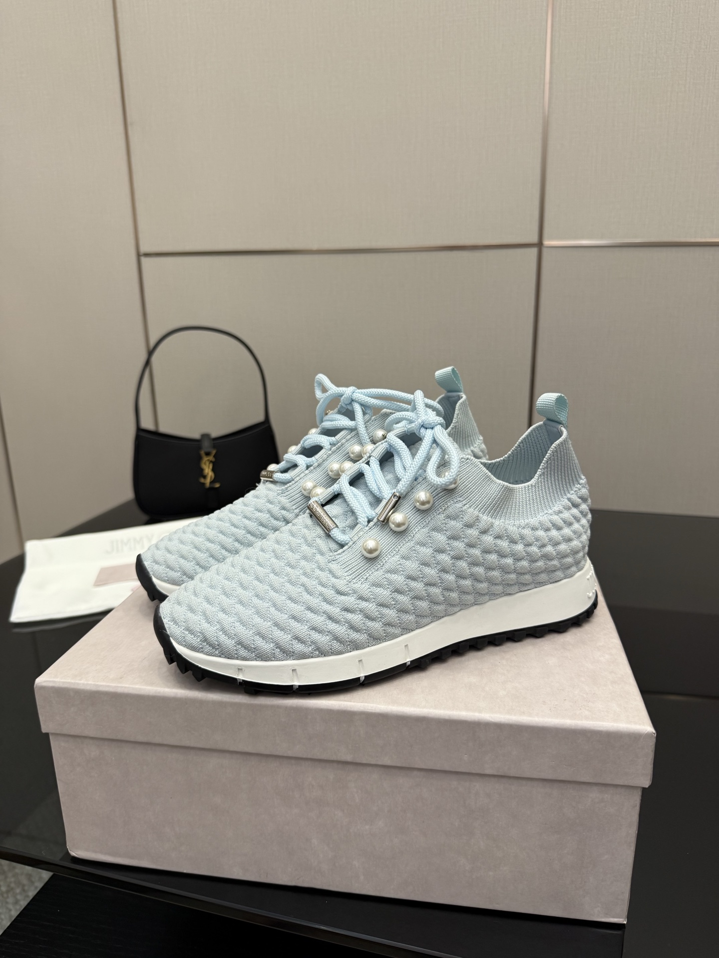 Exclusive First-Hand Fur-Lined Leisure Shoes: Linking Reality to the Future - 图片 5