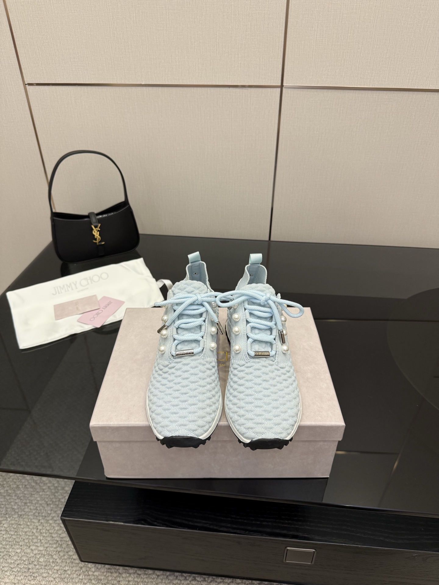 Exclusive First-Hand Fur-Lined Leisure Shoes: Linking Reality to the Future - 图片 2