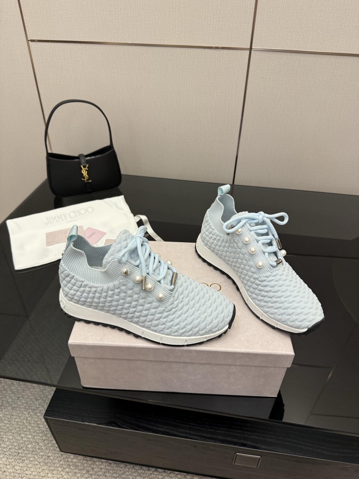 Exclusive First-Hand Fur-Lined Leisure Shoes: Linking Reality to the Future - 图片 3