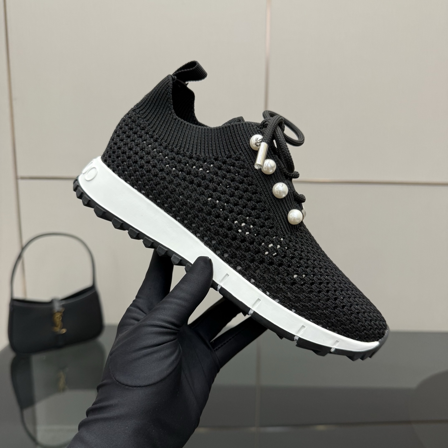 Exclusive JMY Choo Fur-Lined Leisure Shoes: Linking Reality to Future Fashion