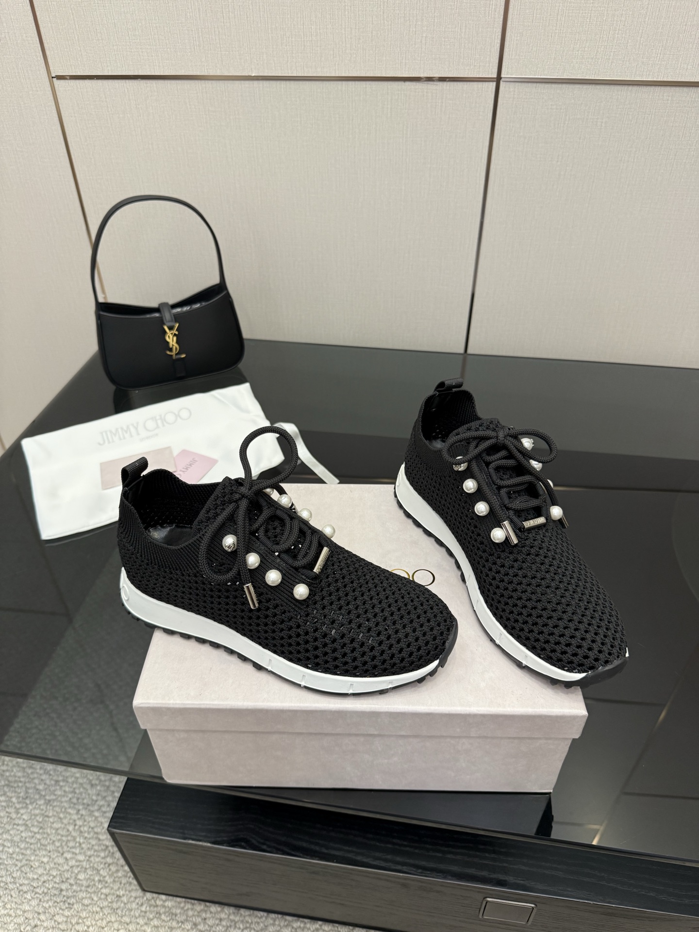 Exclusive JMY Choo Fur-Lined Leisure Shoes: Linking Reality to Future Fashion - 图片 3
