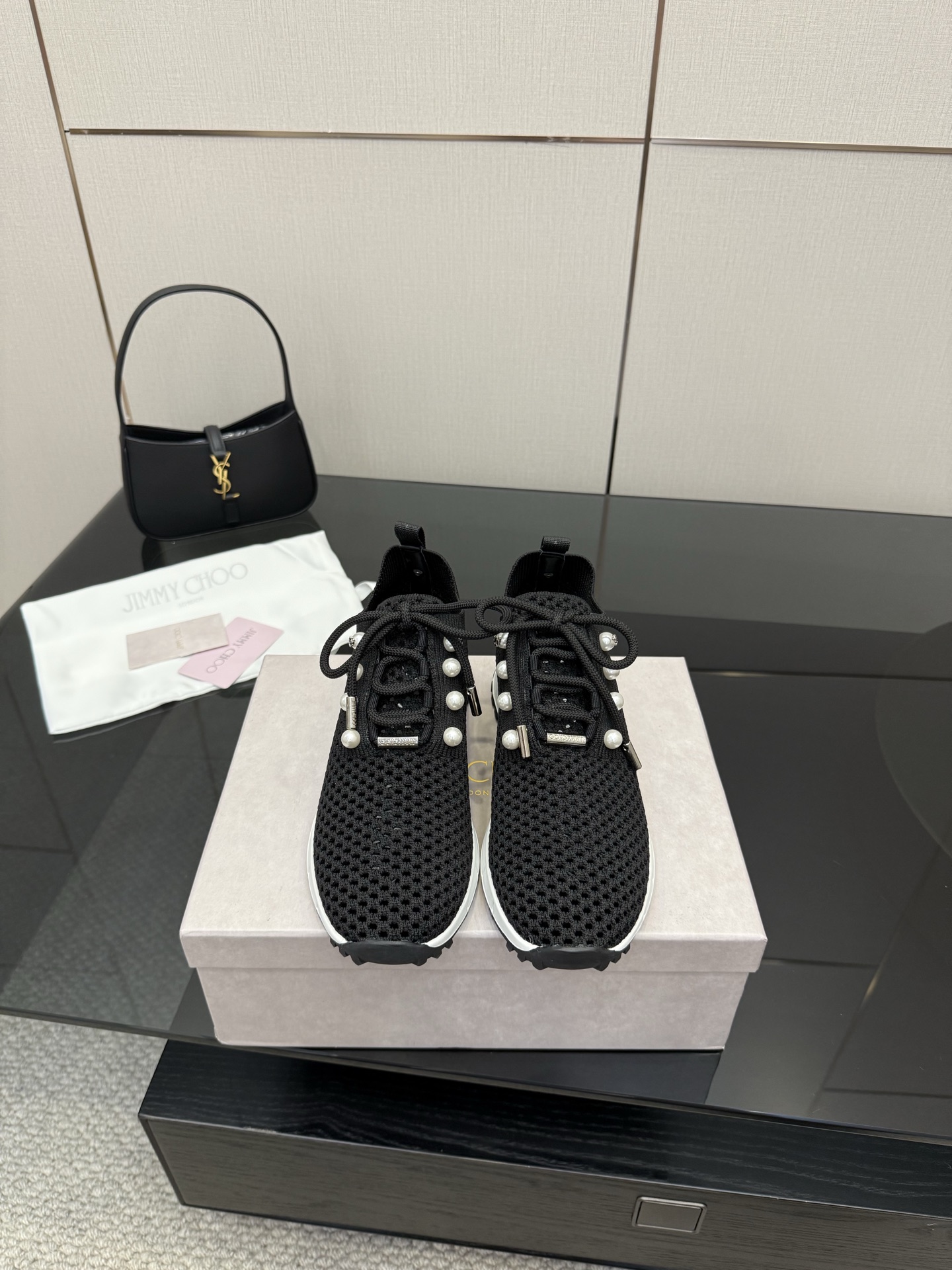 Exclusive JMY Choo Fur-Lined Leisure Shoes: Linking Reality to Future Fashion - 图片 2