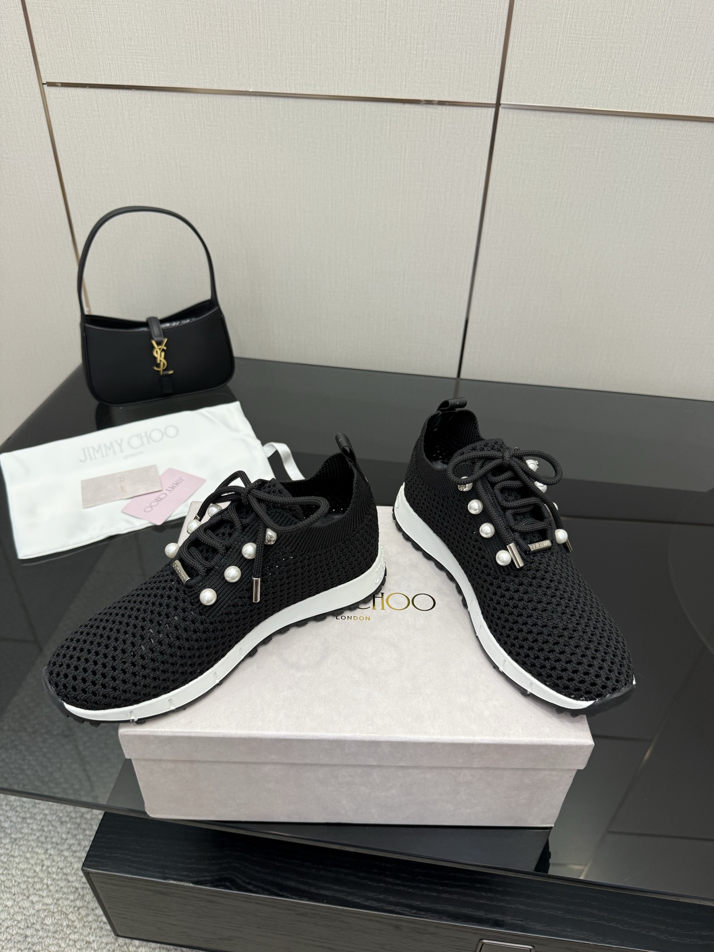 Exclusive JMY Choo Fur-Lined Leisure Shoes: Linking Reality to Future Fashion - 图片 4
