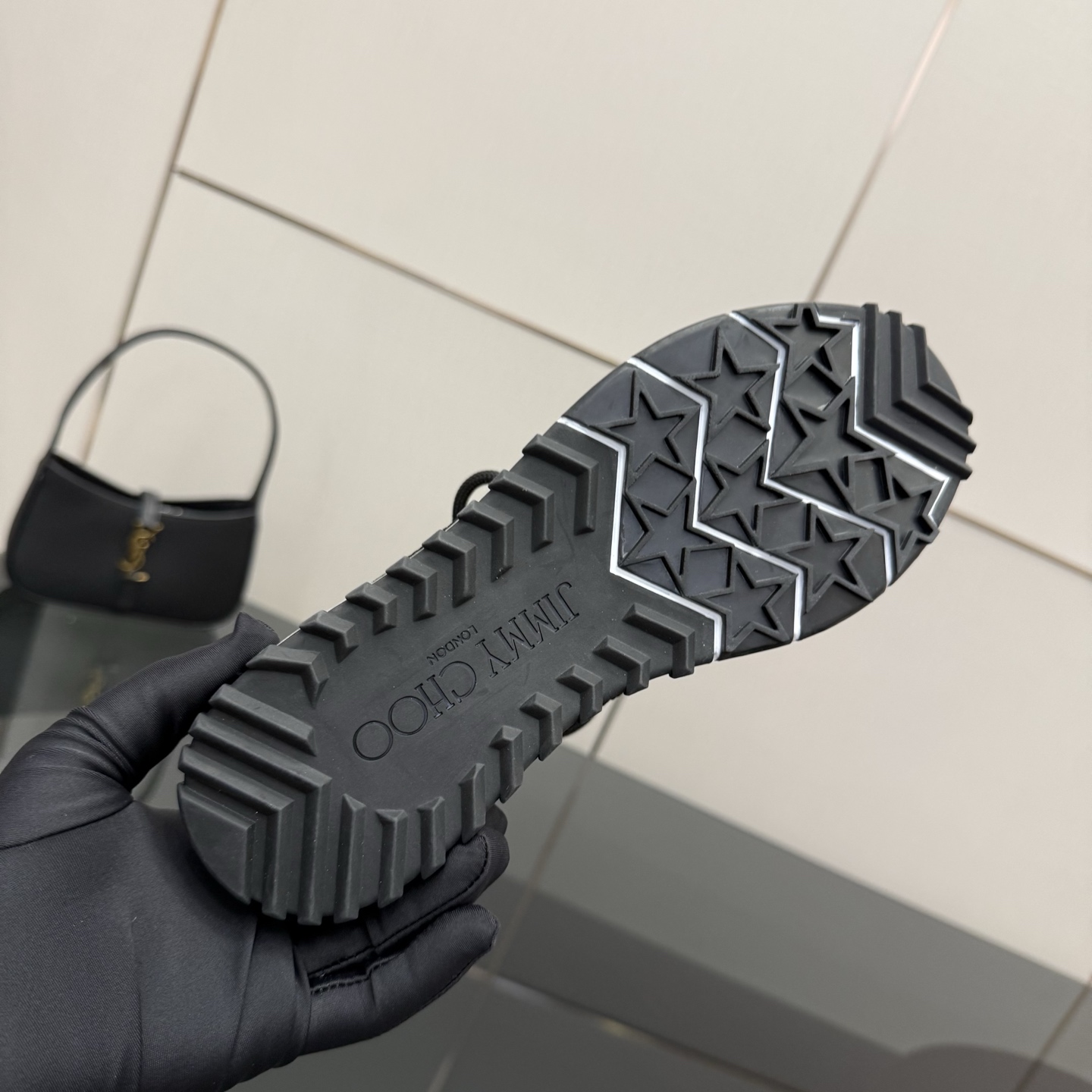 Exclusive JMY Choo Fur-Lined Leisure Shoes: Linking Reality to Future Fashion - 图片 9