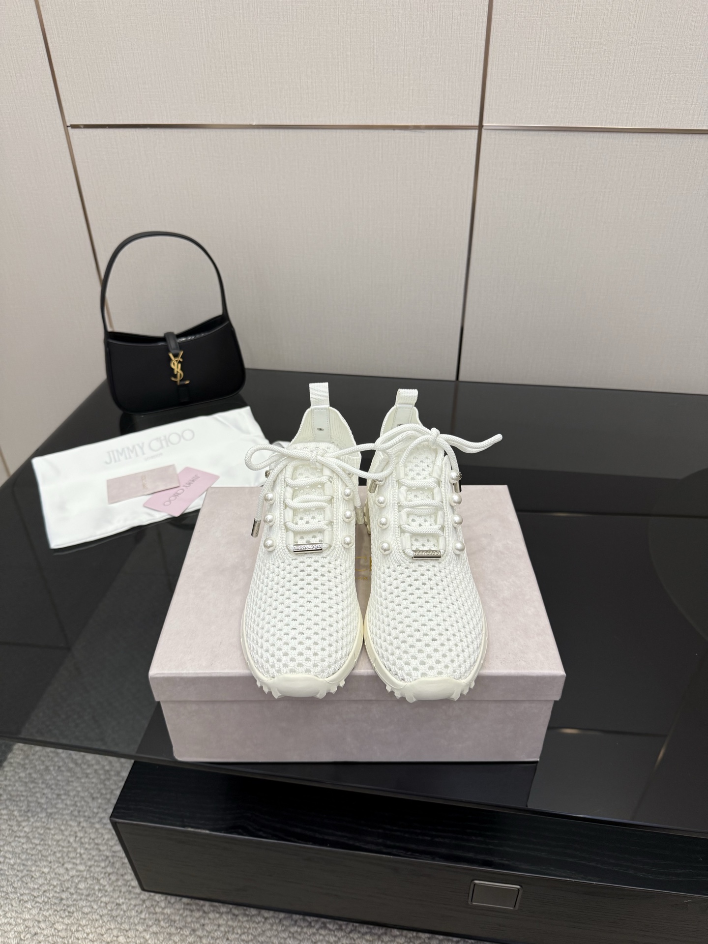 Exclusive First-Hand Fur-Lined Leisure Shoes: Linking Reality to the Future - 图片 2