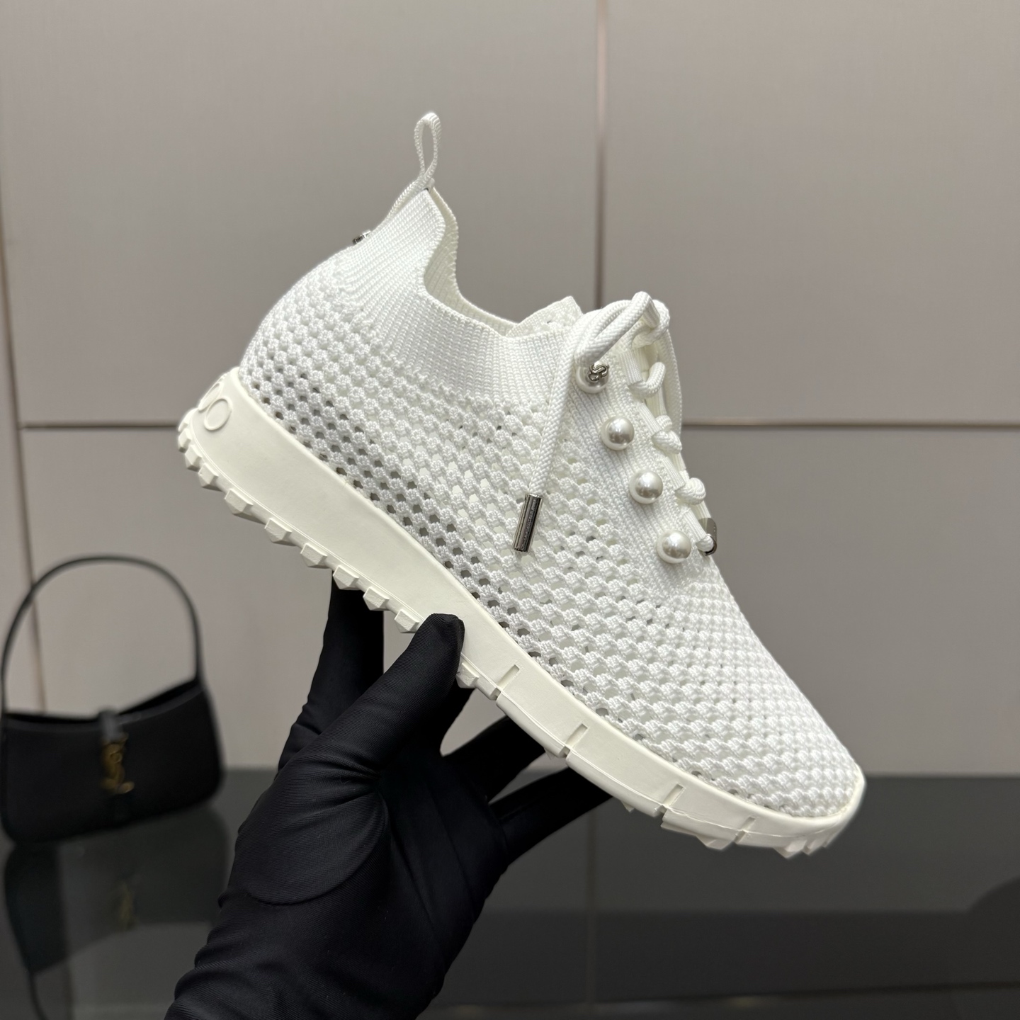 Exclusive First-Hand Fur-Lined Leisure Shoes: Linking Reality to the Future - 图片 1