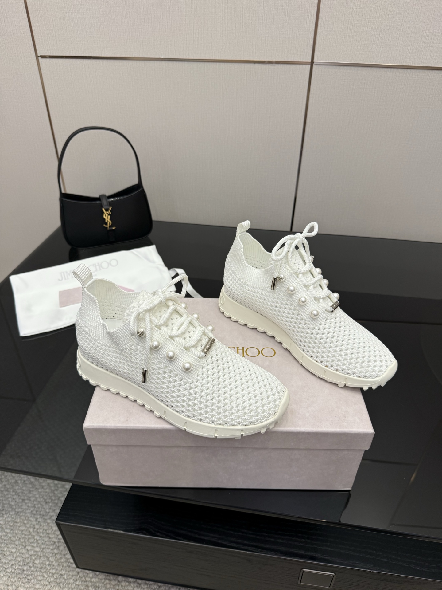 Exclusive First-Hand Fur-Lined Leisure Shoes: Linking Reality to the Future - 图片 3