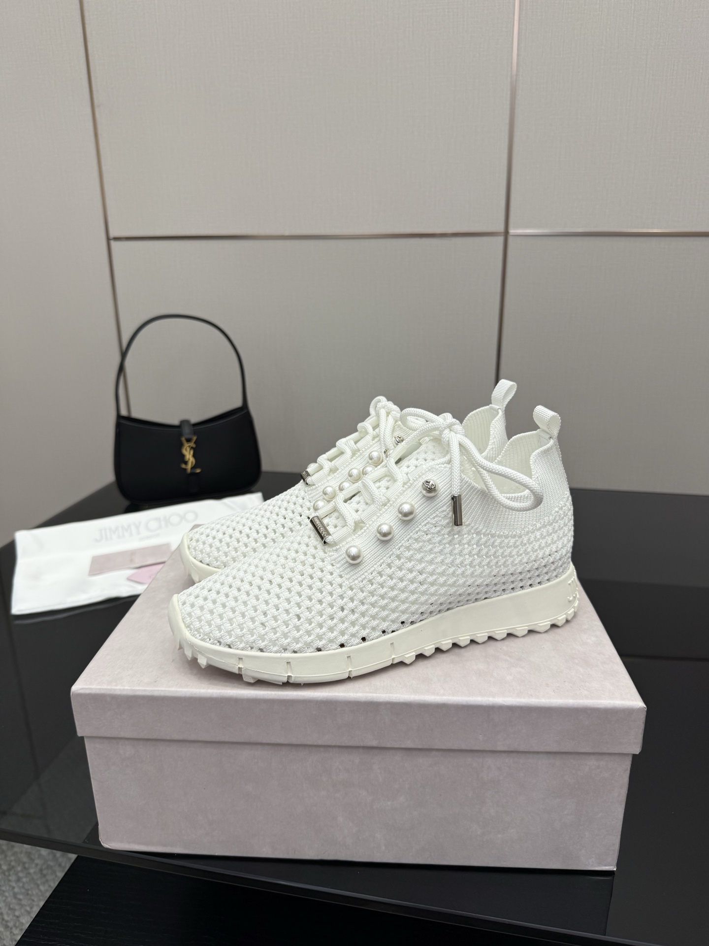 Exclusive First-Hand Fur-Lined Leisure Shoes: Linking Reality to the Future - 图片 5