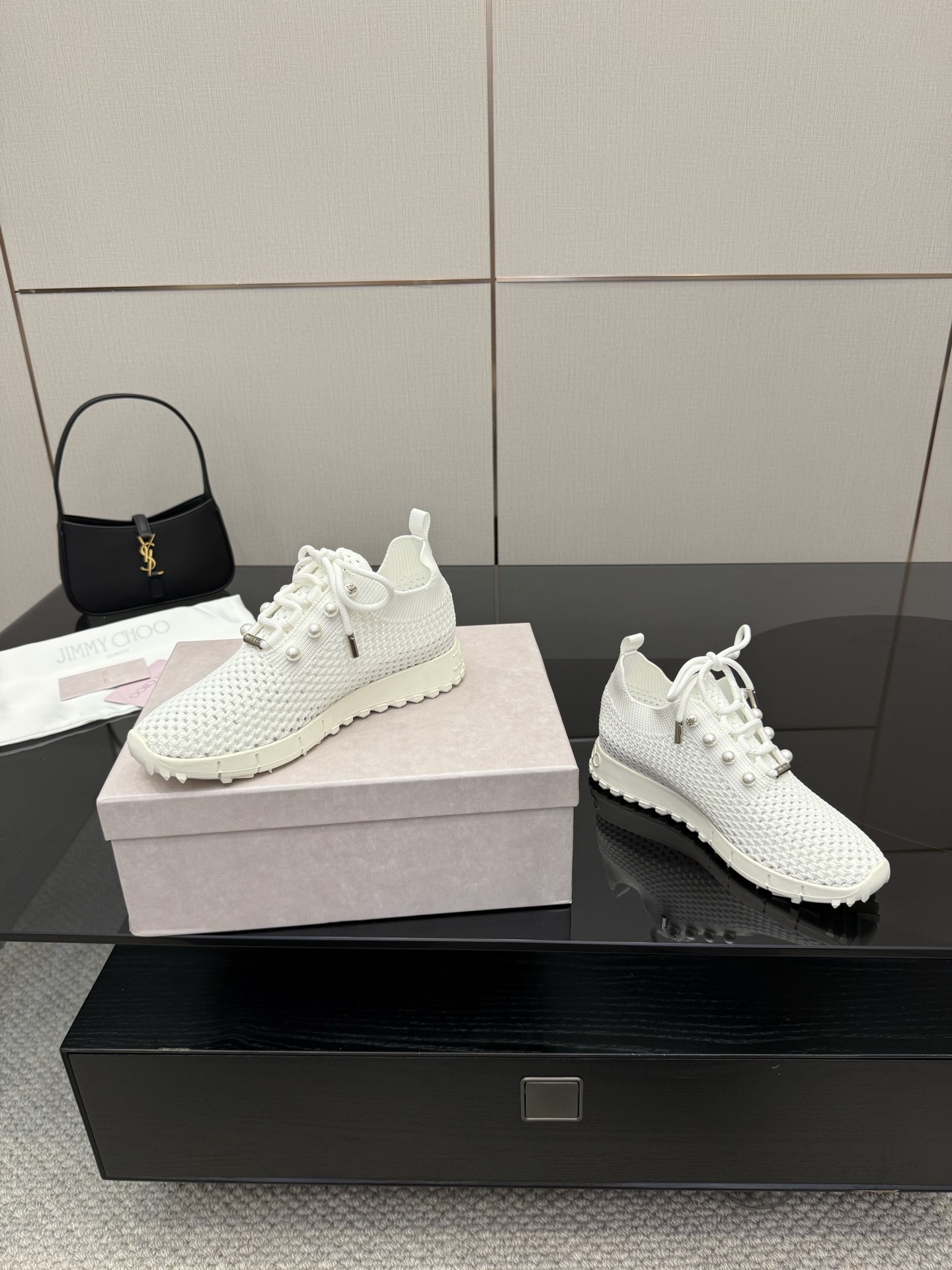 Exclusive First-Hand Fur-Lined Leisure Shoes: Linking Reality to the Future - 图片 6