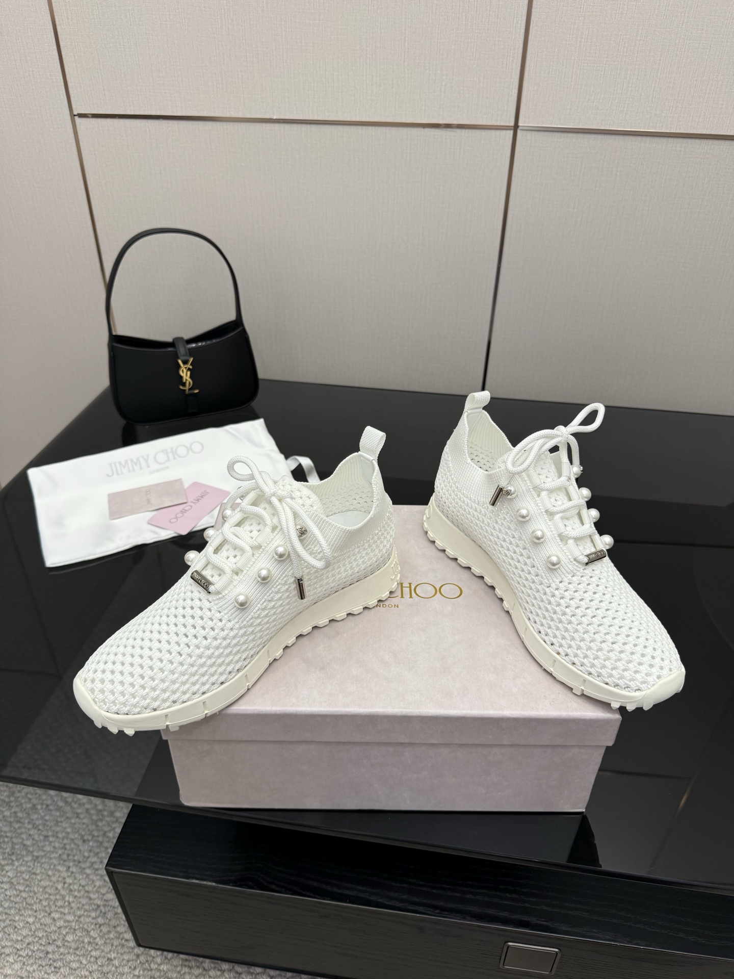 Exclusive First-Hand Fur-Lined Leisure Shoes: Linking Reality to the Future - 图片 4