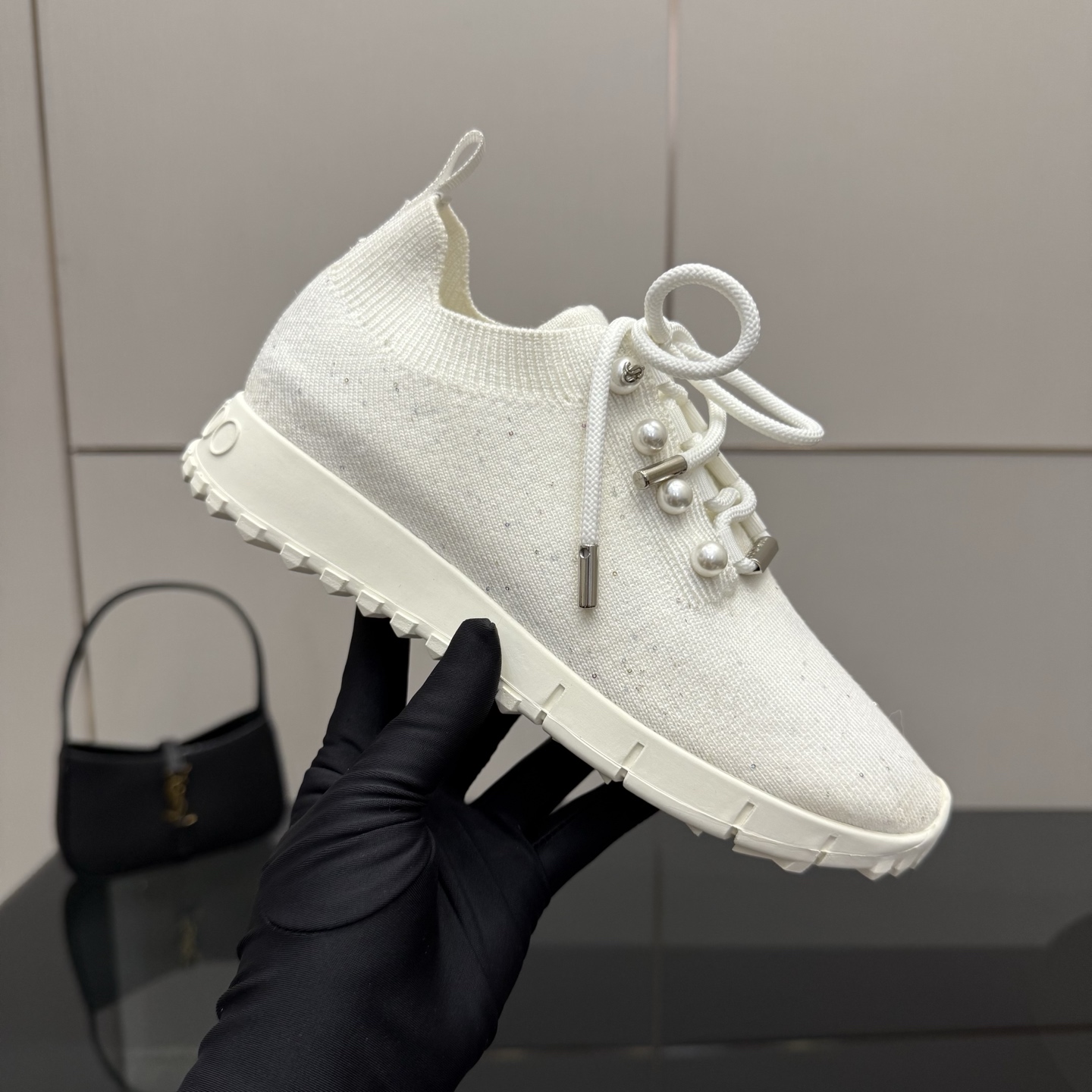 Exclusive JMY Choo Fur-Lined Leisure Shoes: Linking Reality to Future Fashion - 图片 5