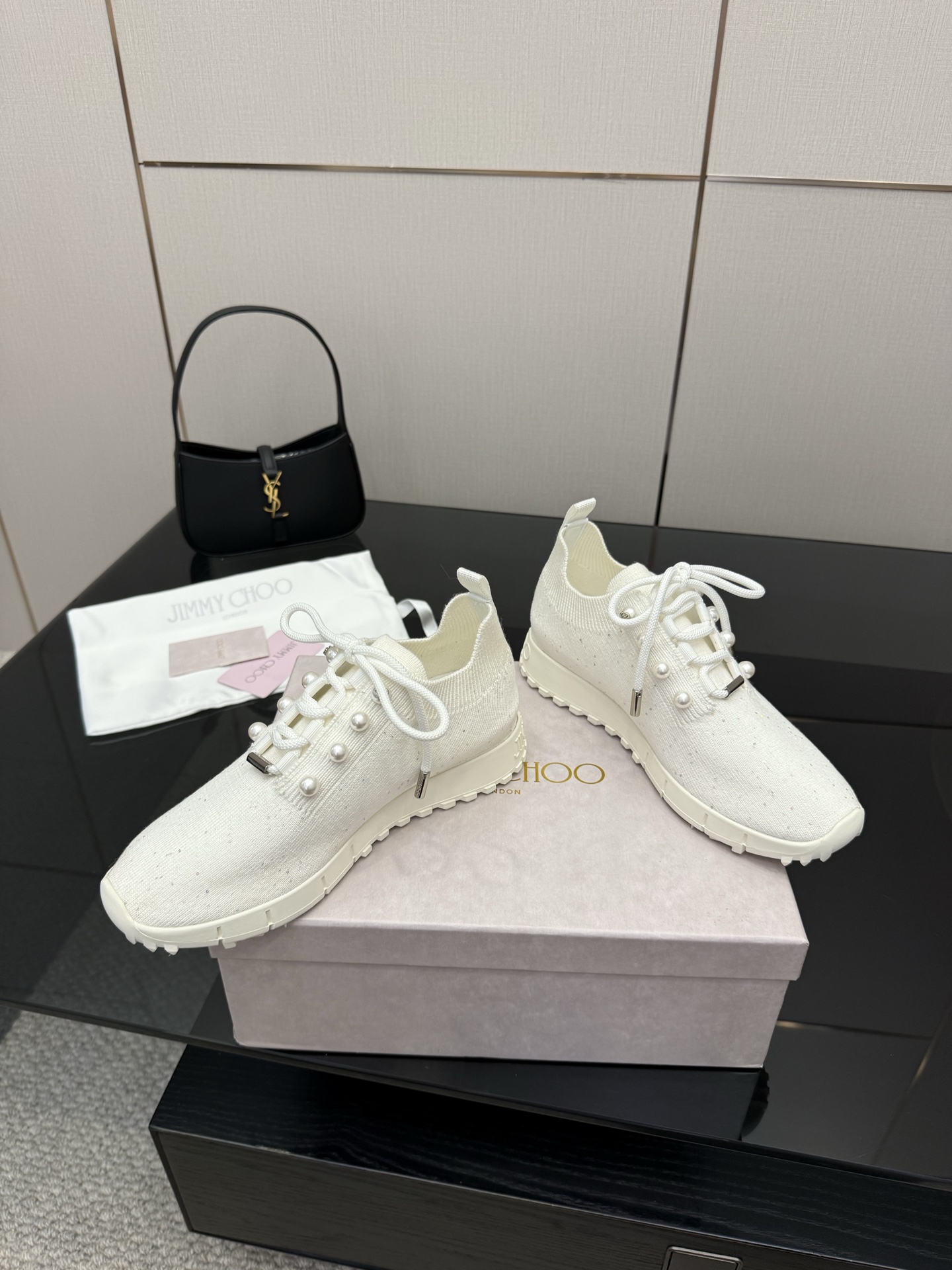 Exclusive JMY Choo Fur-Lined Leisure Shoes: Linking Reality to Future Fashion - 图片 2