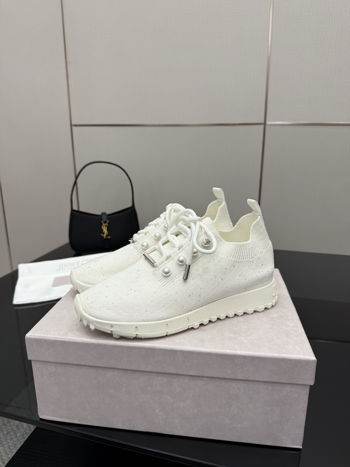 Exclusive JMY Choo Fur-Lined Leisure Shoes: Linking Reality to Future Fashion - 图片 3