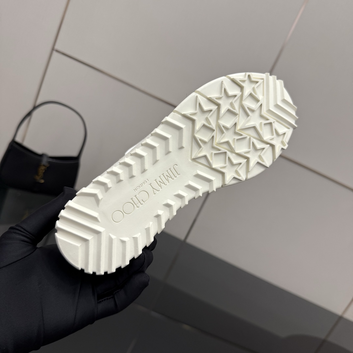 Exclusive JMY Choo Fur-Lined Leisure Shoes: Linking Reality to Future Fashion - 图片 8