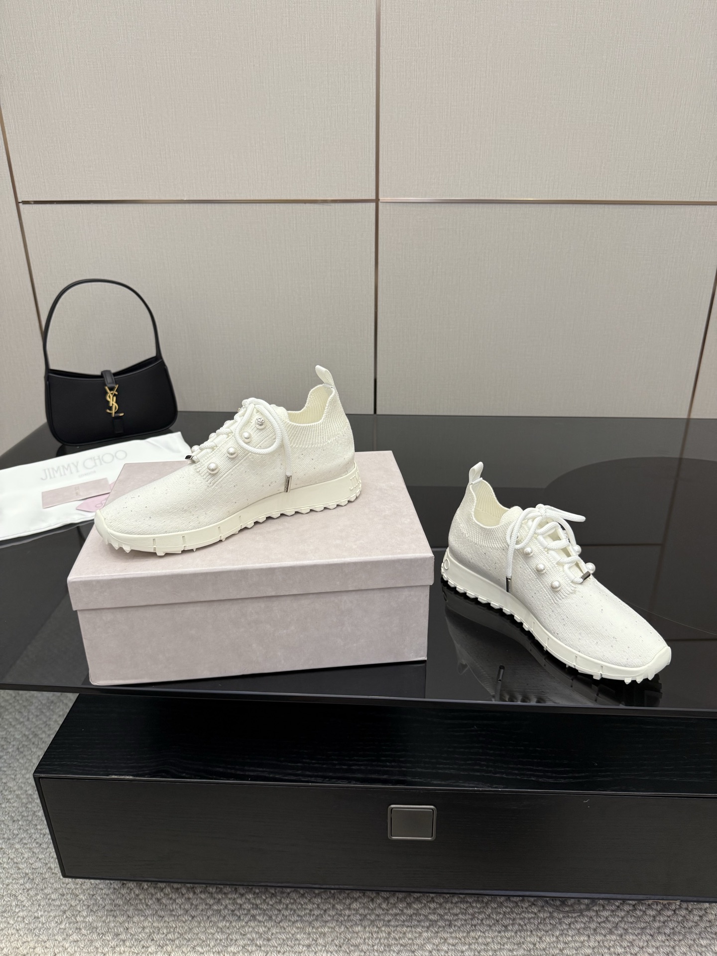 Exclusive JMY Choo Fur-Lined Leisure Shoes: Linking Reality to Future Fashion - 图片 4