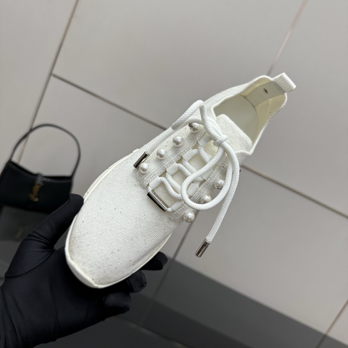 Exclusive JMY Choo Fur-Lined Leisure Shoes: Linking Reality to Future Fashion - 图片 6