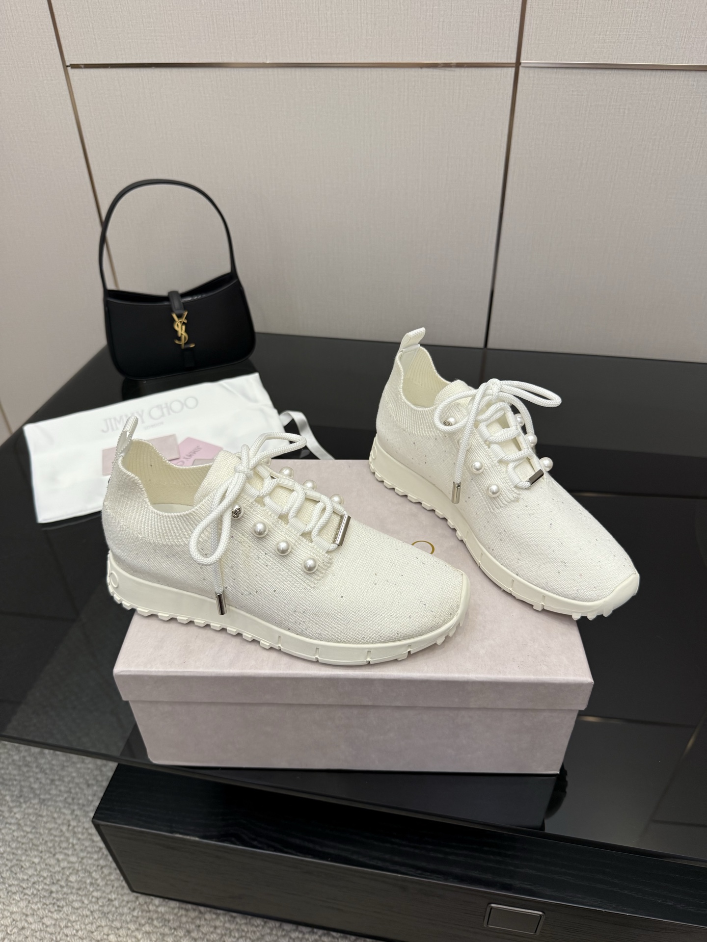 Exclusive JMY Choo Fur-Lined Leisure Shoes: Linking Reality to Future Fashion