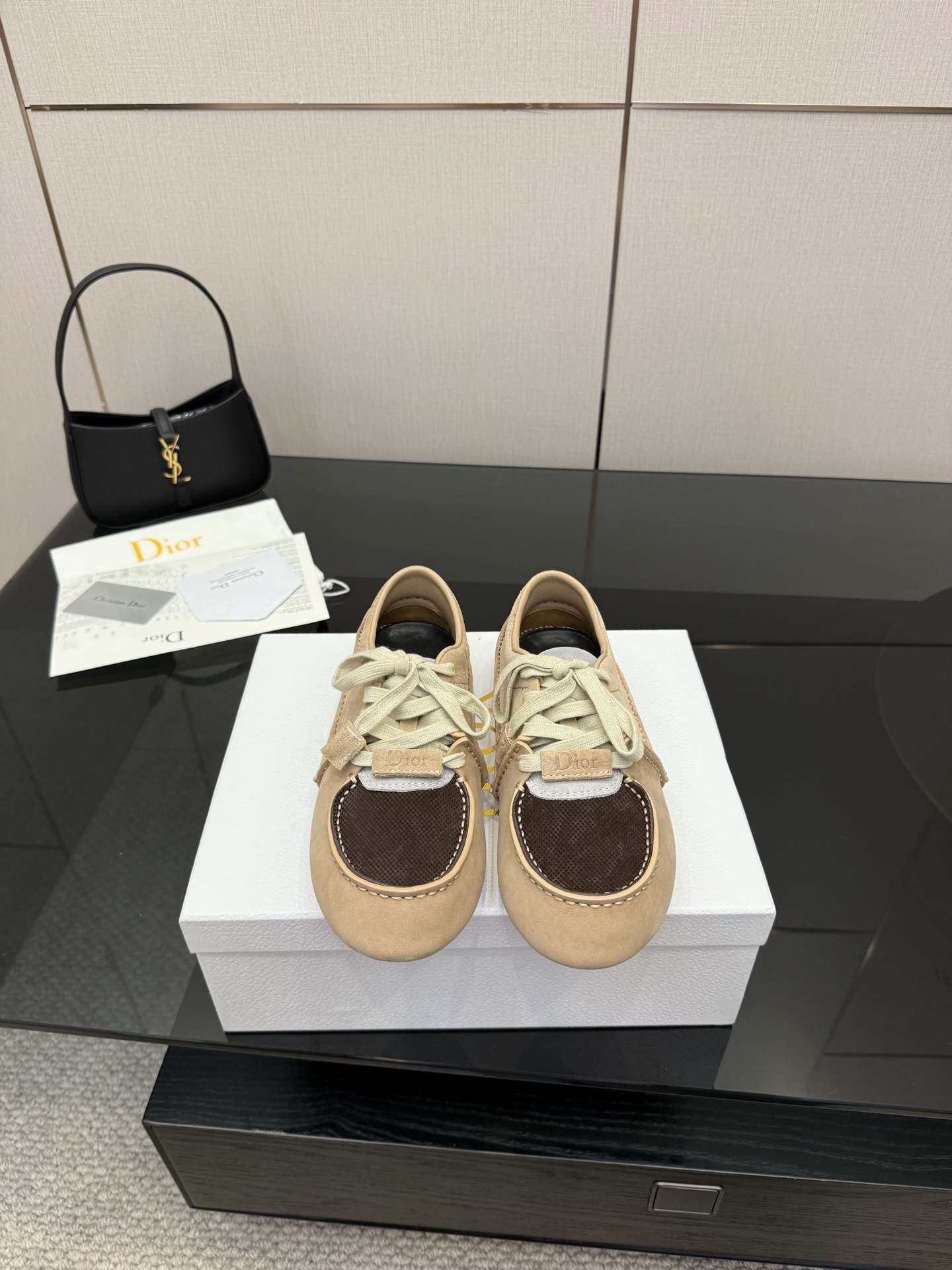 NO:448335,Top version Low top Couple Dior, exclusive model opening first release, bread shoes Couple model casual sports shoes Original development Made of goods Simple style without losing style. Doudou sole design base matching and unique design highlights personality. Every detail tells fashion and quality. Put it on, take a confident pace and start a trendy journey. Fabric: Original custom imported top layer cowhide Inner: Original custom soft sheepskin Outsole: Original model opening Size: Women's 35-40, men's 38-45, casual shoes/sports shoes, dior, dior, sneakers, cowhide, sheepskin19860909顶级版本 低帮 情侣款Dior迪奥、独家开模首发、 面包鞋 情侣款 休闲 运动鞋 原版开发 做货 风格简约而不失格调.豆豆鞋底设计基底搭配、独特的设计彰显个性.每一处细节都诉说着时尚与品质,穿上它,踏出自信步伐,开启潮流之旅 面料: 原版定制进口头层牛皮 内里: 原版定制柔软羊皮里 大底: 原版开模 Size: 女款35-40、 男款38-45,休闲鞋/运动鞋,dior,dior,sneakers,cowhide,sheepskin,Women's Shoes