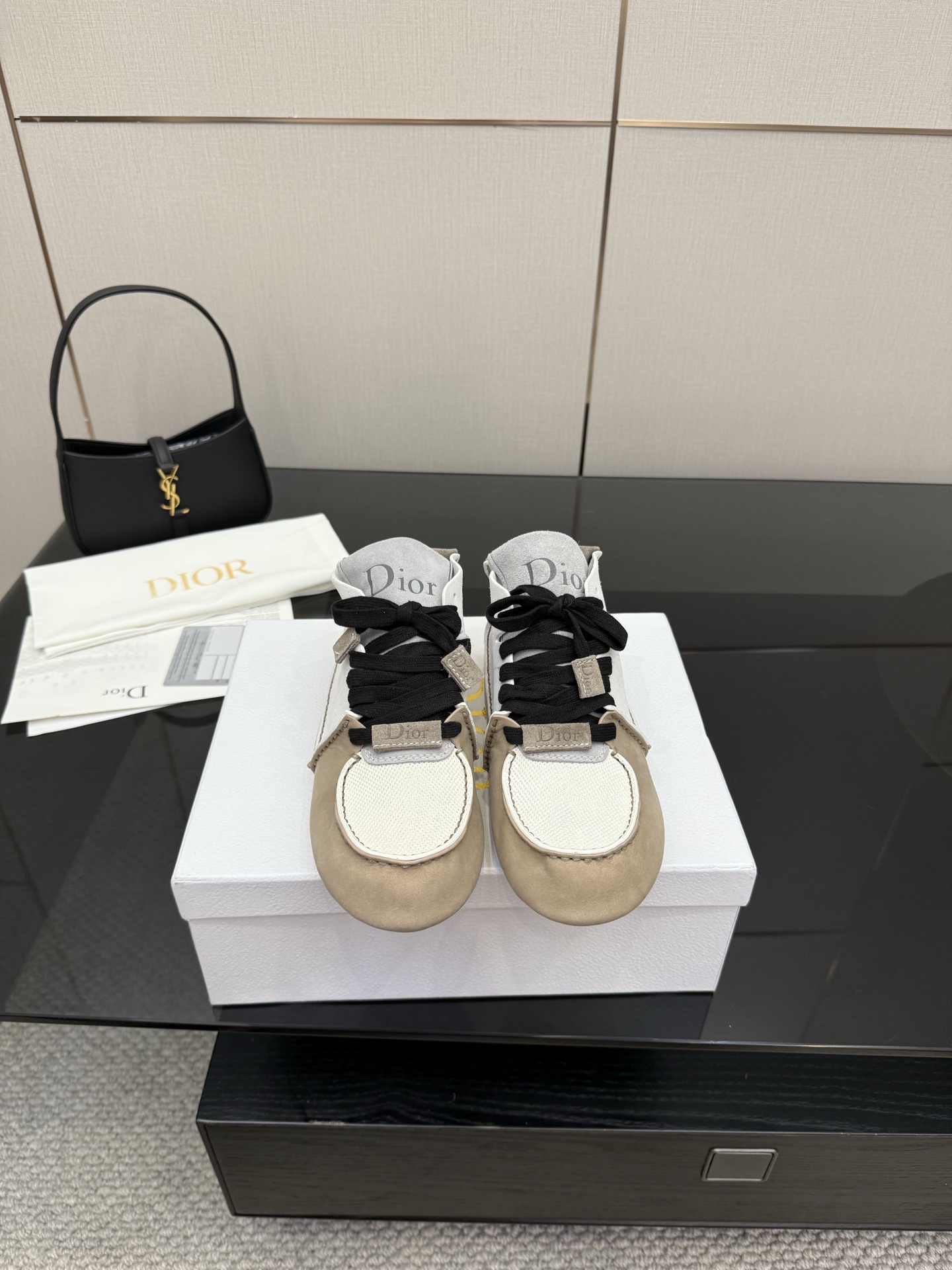 NO:448342,Top version High-top couple Dior, exclusive model opening first release, bread shoes, couple casual sports shoes, original development, making goods, simple style without losing style. Doudou sole design base matching, unique design highlights personality. Every detail tells fashion and quality. Put it on, take a confident pace and start a trendy journey. Fabric: Original custom imported top layer cowhide Inner: Original custom soft sheepskin lining: Original model opening Size: Women's 35-40, men's 38-45, casual shoes/sports shoes, dior, dior, sneakers, cowhide, sheepskin19860909顶级版本 高帮 情侣款Dior迪奥、独家开模首发、 面包鞋 情侣款 休闲 运动鞋 原版开发 做货 风格简约而不失格调.豆豆鞋底设计基底搭配、独特的设计彰显个性.每一处细节都诉说着时尚与品质,穿上它,踏出自信步伐,开启潮流之旅 面料: 原版定制进口头层牛皮 内里: 原版定制柔软羊皮里 大底: 原版开模 Size: 女款35-40、 男款38-45,休闲鞋/运动鞋,dior,dior,sneakers,cowhide,sheepskin,Women's Shoes