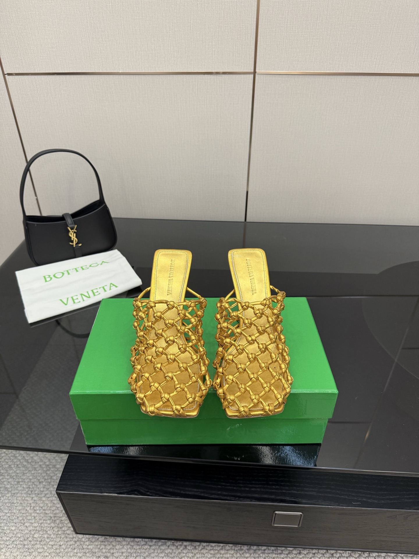 NO:545244,Top high-end version, purchasing quality, original development, Bottega Veneta2025ss new product hit summer square-toe Riva Mule high-heeled half-slippers, small woven sandals. BV new full leather knot woven decoration, popular flat-soled style, ins&Xiaohongshu has many internet celebrities!  Super sexy on your feet!  It's really beautiful!  There is reason to bring a fashionable and strong wind, making people feel comfortable. Heavy but not tired. Original custom fabric. Compared with the highest version of the market. This square toe upper has a super high-end feel!  High-end wear is fairy, simple, fashionable and design-like, and they are all very easy to wear, especially the sole of the forefoot injection molded raw rubber shoe with anti-slip pads and will not be tired for a day, it is practical and textured, especially suitable for office workers (the original custom-made shoe soles are the same as the same). It is worth mentioning that the silk film sole that has been opened and tested repeatedly is almost perfect, and most of the market is sprayed. Square-toe high-heeled small weaving design elements can be called the BV family design gene. The upper uses imported original brocade sheepskin and is comfortable to match with the inner sheepskin. It is full of design sense. A model that highlights personality. Trendy and god-grade single product. All developments. According to the original requirements, deep disassembly and restore. Genuine leather weaving kink technology. Pure handmade. Very expensive. Use Italian leather injection molding sole. Raw glue injection molding technology. Anti-slip comfort. Your thoughts are finally here.  It is versatile and suitable for any occasion and is a must-have pair for everyone!  Fabric imported from Italy original brocade sheepskin, inner lining imported from Italy original sheepskin footbed, imported from Italy original original leather injection molded sole, heel 9.0CM (heel height is the same as the original version) Size 35-39 (40.41.42.43 customization, no return and exchange) Customized without a standard and customer logo, no return or exchange. Packaging top-level high-end full set of original consistent authentic packaging, high heels, slippers, bottega veneta, bottega veneta, high heels, slippers, sheepskin19860909顶级高端版本 代购品质 原版开发 Bottega Veneta2025ss新品爆款夏季方头Riva Mule高跟半拖鞋小编织凉拖鞋.BV新款全真皮小结编织装饰抢手平底大爆款,ins&小红书巨多网红明星上身！上脚超性感！真的太美了！有理由刮起时尚大风,让人沦陷的舒适感 厚重而不累脚,原版定制面料 对比市场最高版本.这款方头鞋面超有高级感！高级穿着又仙女 简约时髦又有设计感 而且都非常非常好穿,特别是前掌注塑生胶鞋底部有防滑胶垫走一天也不会累,实用又有质感,特别适合上班一族（原版开模定制颜色鞋型鞋底一摸一样）值得一提的是鞋底花费一个月开模反复测试过的丝膜大底做到几乎完美,市场上大部份是喷涂.方头高跟小编织设计元素 堪称BV家族设计基因 鞋面采用进口原版锦羊皮 搭配内胆羊皮舒适设计 设计感十足 一款彰显个性 潮流神级单品 所有开发 按原版要求 深度拆解还原 真皮编织扭结工艺 纯手工制作 成本不菲 采用意大利真皮注塑大底 生胶注塑工艺 防滑舒适 你们的心心念念终于来了 百搭适用任何场合、人手必备一双！ 面料意大利进口原版锦羊皮 内里意大利进口原版羊皮 垫脚意大利进口原版羊皮 大底意大利进口原版真皮注塑底 鞋跟9.0CM（跟高和原版一致） 码数35-39（40.41.42.43定做,不退换） 可定做无标和客人logo定制,不退不换 包装顶级高端全套原版一致正品包装,高跟鞋拖鞋,bottega veneta,bottega veneta,high heels,slippers,sheepskin,Women's Shoes