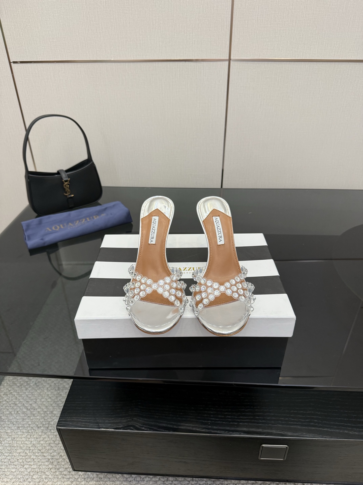 NO:459723,AQUAZZURA Zp Original mold opening new product rhinestone sandals made of original custom silk, original mold opening Swarovski rhinestone decorative buckle, super flashing outsole gold iconic pineapple micro-label to give the product rich brand connotation and luxurious appearance single product genuine leather upsole sheepskin insole creation, creating beautiful and smooth appearance, comfortable and fashionable, must-have. Upper rhinestone foot pad: sheepskin outsole Italian leather outsole heel height 7cm Shoe size: 36-43 (40, 41, 42, 43 custom made non-return and exchange), high heels, slippers, sheepskin, real silk, Leather soles19860909AQUAZZURA Zp 原版开模 新品水钻凉拖 采用原版定制真丝制成,原版开模施华洛奇水钻装饰扣,超闪 大底金色标志性菠萝微标赋予单品丰富的品牌内涵与奢华的外观单品真皮大底羊皮鞋垫 创作即外观线条优美流畅又上脚舒适时髦精必入款. 鞋面水钻 脚垫: 羊皮 大底意大利真皮大底 跟高7cm 鞋码: 36-43 (40、41、42、43 定做不退换),高跟鞋拖鞋,high heels,slippers,sheepskin,real silk,Leather soles,Women's Shoes