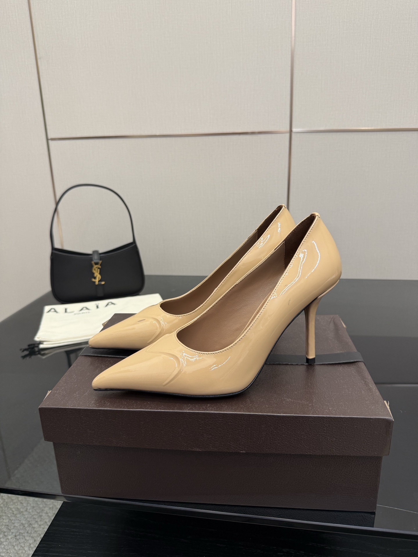 “Alaia 25ss High Heels: Fresh Spring Design with Long Legs and High-Quality Materials” - 图片 3