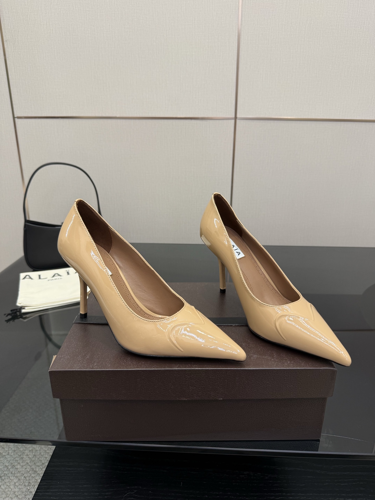 “Alaia 25ss High Heels: Fresh Spring Design with Long Legs and High-Quality Materials”