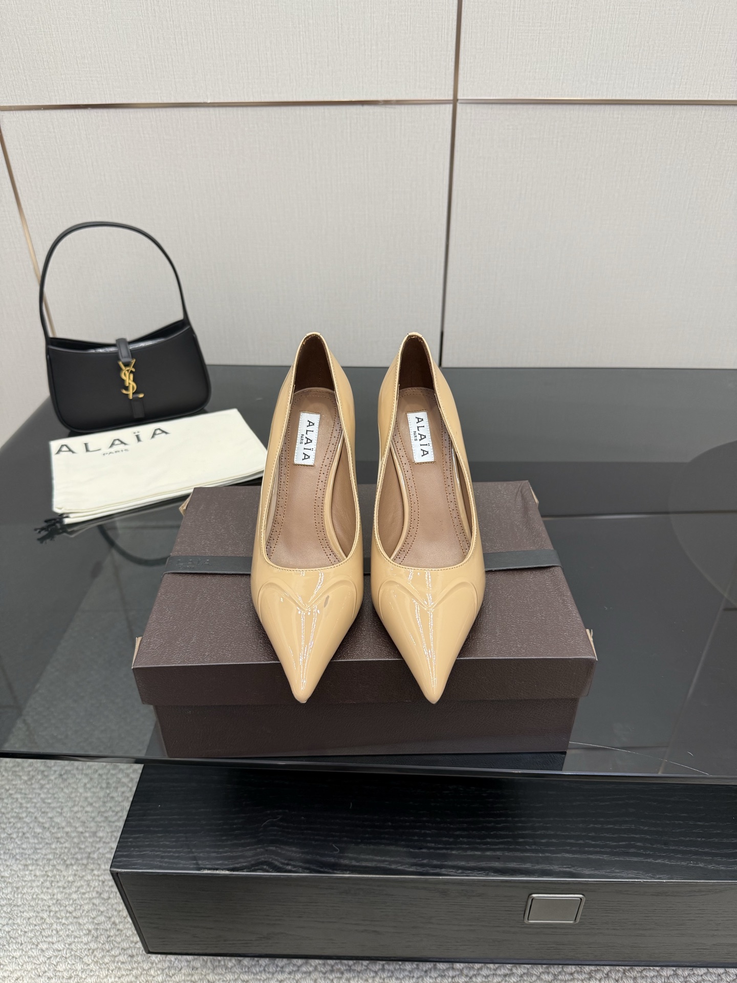 “Alaia 25ss High Heels: Fresh Spring Design with Long Legs and High-Quality Materials” - 图片 9