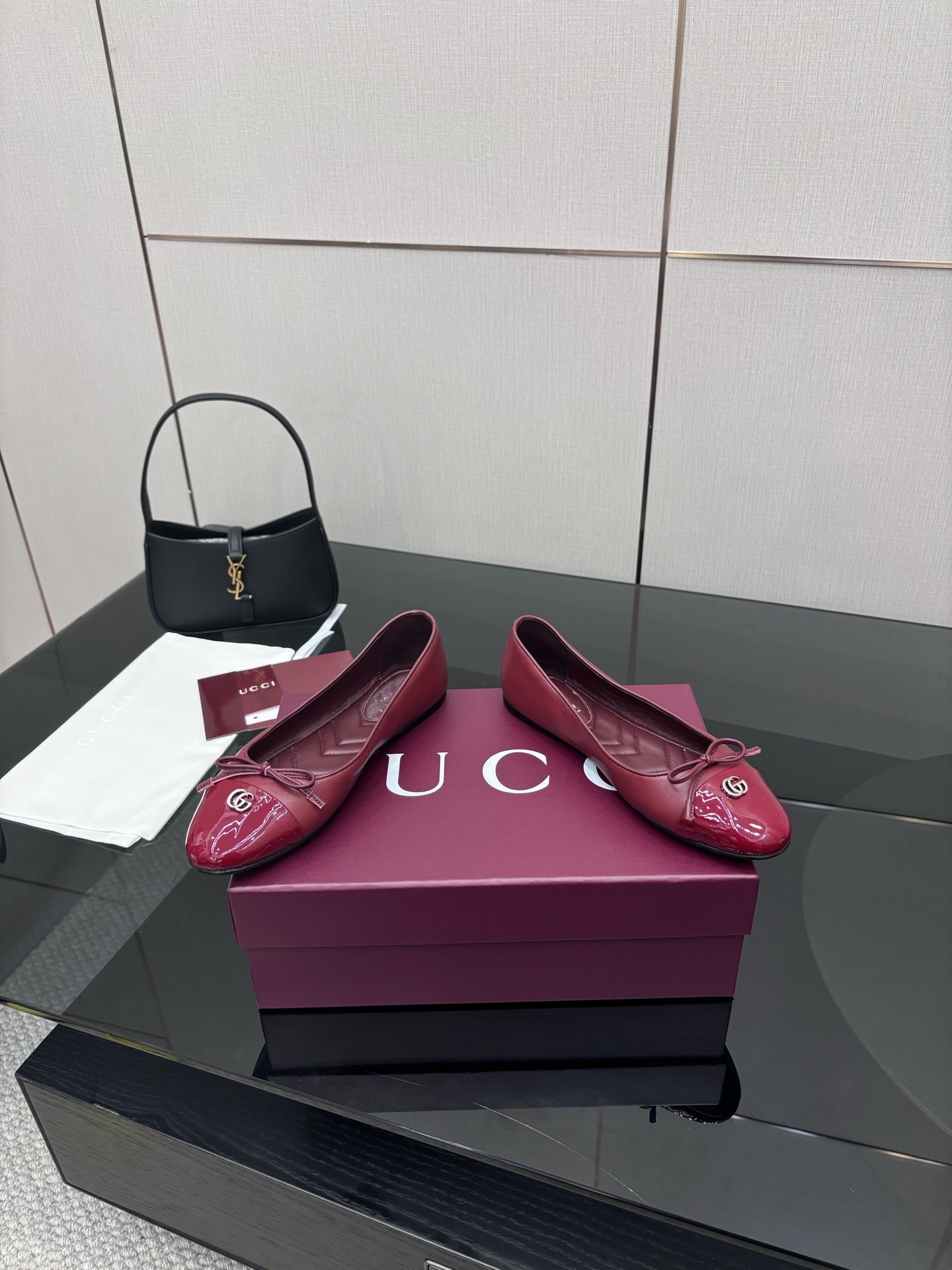GUCCI 25-Stamped Ballet Shoes: Popular ballerina shoes with custom cow skin, paint skin, and original logo fabric. - 图片 2