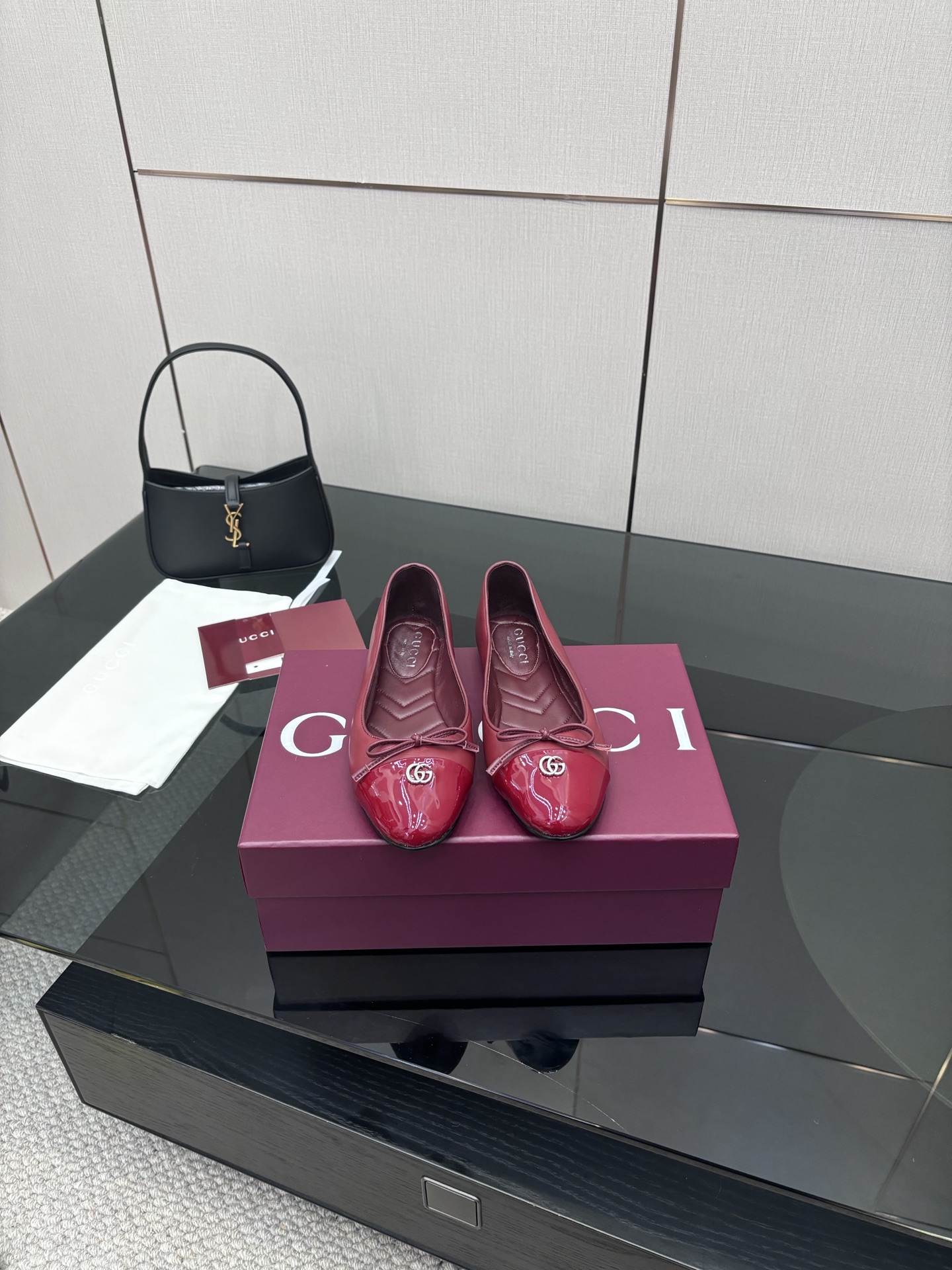 GUCCI 25-Stamped Ballet Shoes: Popular ballerina shoes with custom cow skin, paint skin, and original logo fabric. - 图片 1