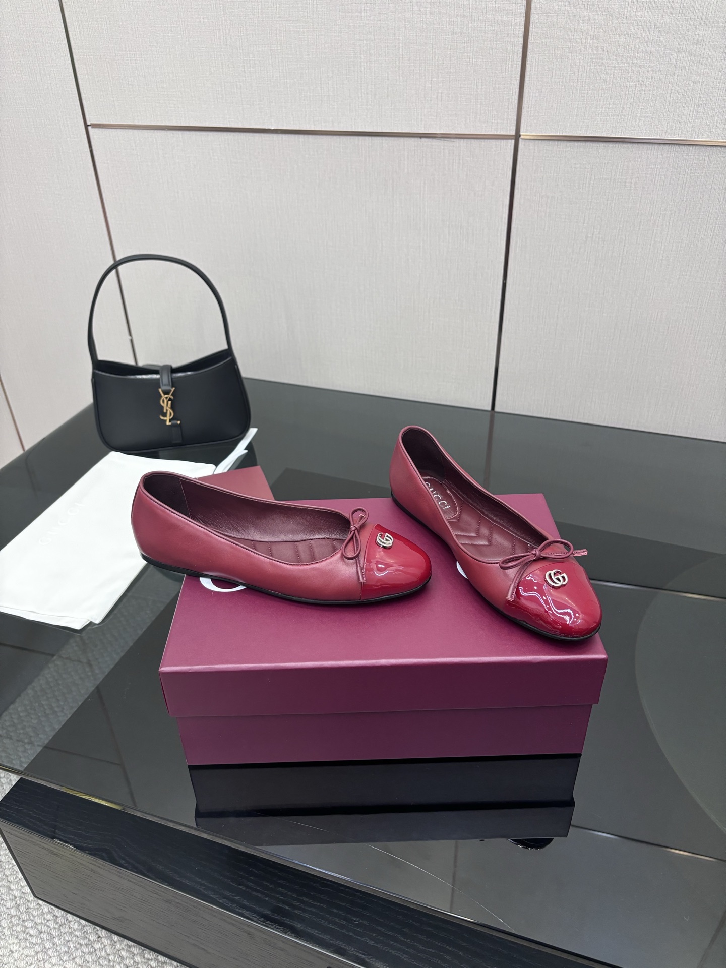 GUCCI 25-Stamped Ballet Shoes: Popular ballerina shoes with custom cow skin, paint skin, and original logo fabric. - 图片 3