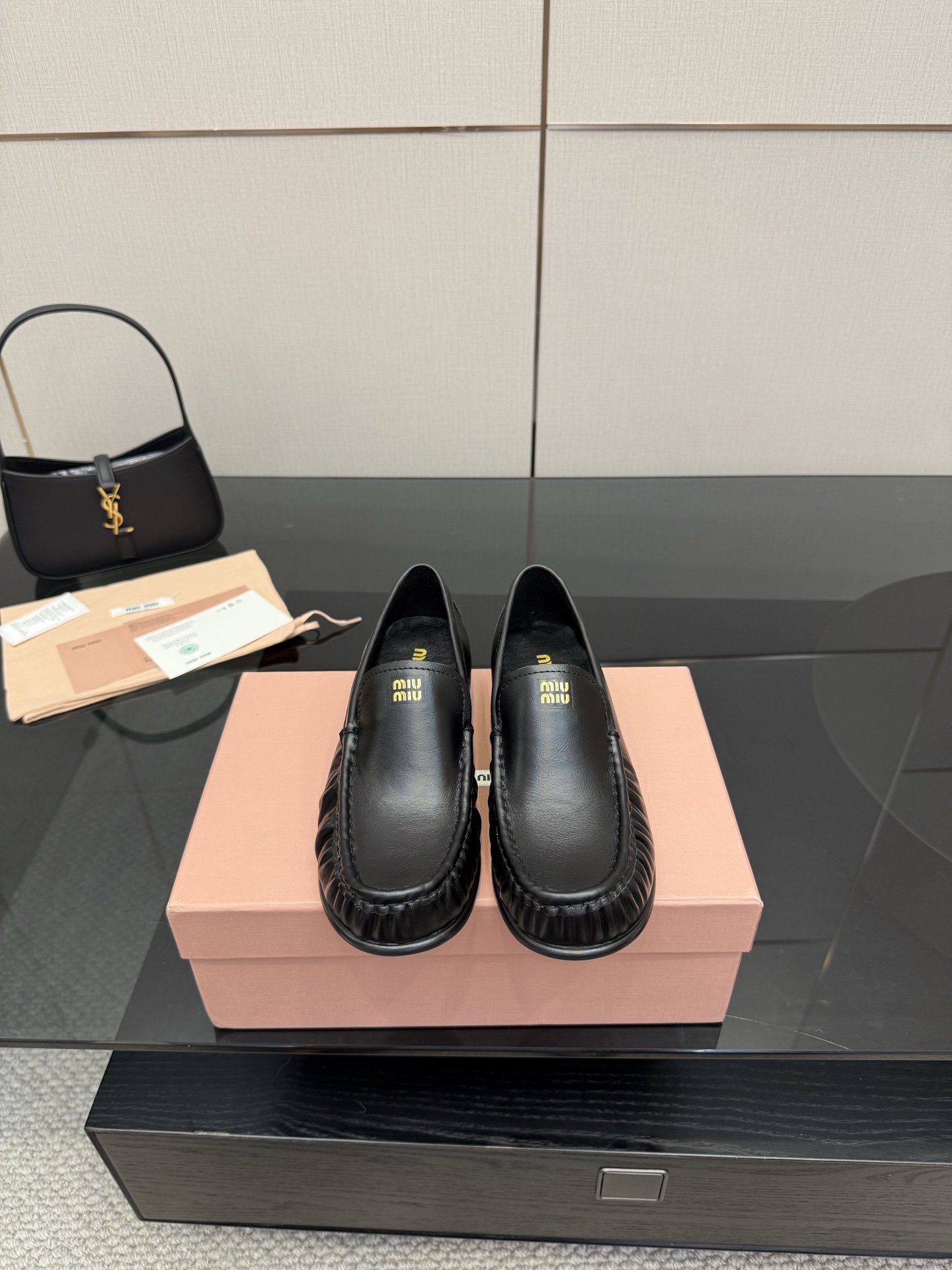 NO:482774,MiuMiu French loafers Flat loafers debuted at the 2025 spring and summer fashion show, rejuvenating the iconic style of the MiuMiu series. The unique design reveals the soft style. From gorgeous skirts to capable and simple trousers, these loafers are all in control, making themselves the highlight of the styling. Customized fabrics are original top layer cowhide, Yangjing inner footbed sheepskin, outsole original rubber outsole size 35-39 (40 custom made without return and exchange), loafers, miumiu, loafers, skirts, cowhide, sheepskin, sheep19860909MiuMiu/缪缪法式乐福鞋 平底乐福鞋亮相2025春夏时装秀,焕新演绎MiuMiu系列标志性的风格. 别致的设计展露柔美风情.从华丽的裙装,到干练简洁的裤装.这双乐福鞋鞋无一不能驾驭,妥妥的让自己成为造型的亮点. 面料定制原版头层牛皮,羊京 内里垫脚羊皮 大底原版橡胶大底 码数35-39（40定做不退换）,乐福鞋,miumiu,loafers,skirts,cowhide,sheepskin,sheep,Women's Shoes