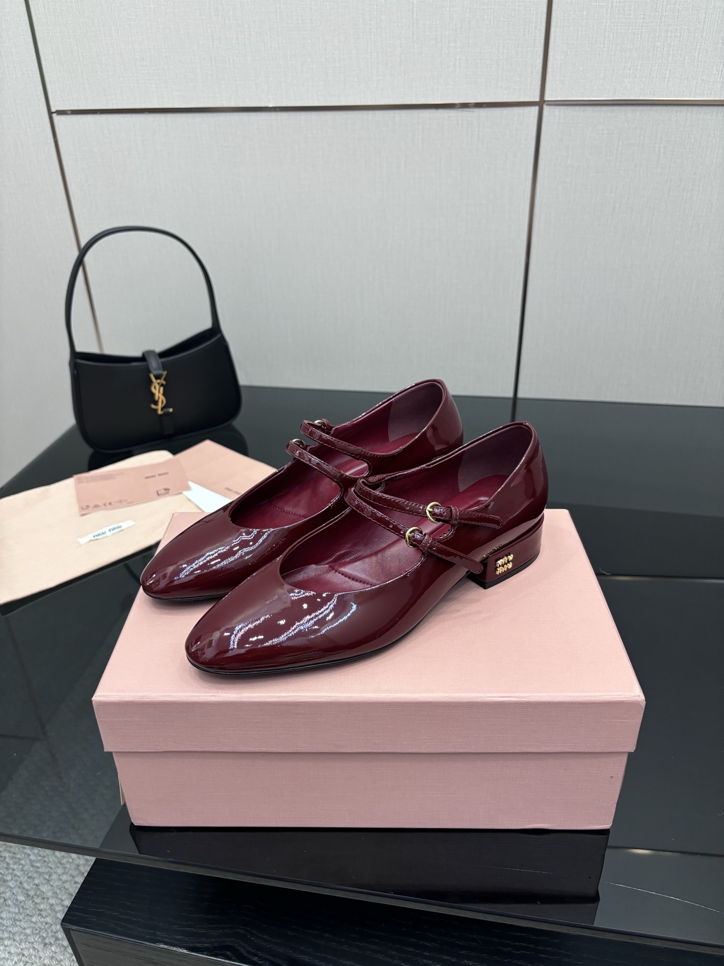 “MIU MIU Fall Winter 25 Zhang Hot Shoe Series: Fashion Magazines Cover Feature & Customized Import Details” - 图片 1